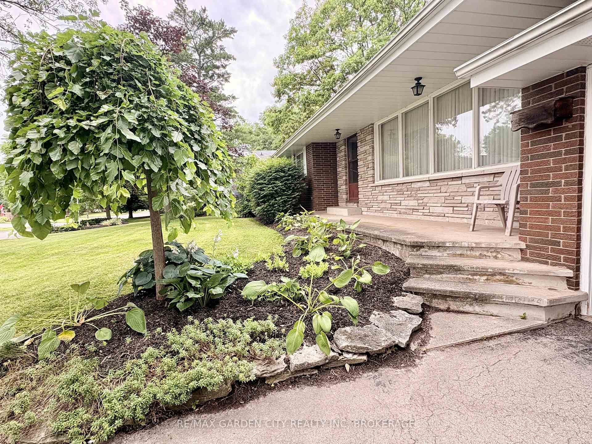 Photo 3 of 51 Bacon Lane, Pelham, Fonthill — HOMEH