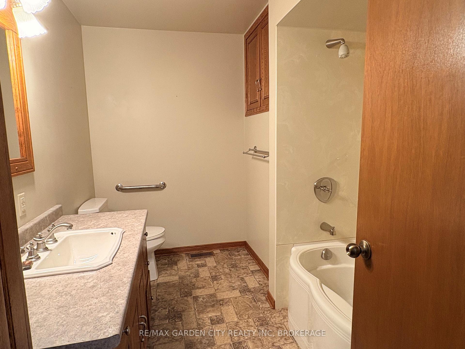 Photo 12 of 51 Bacon Lane, Pelham, Fonthill — HOMEH