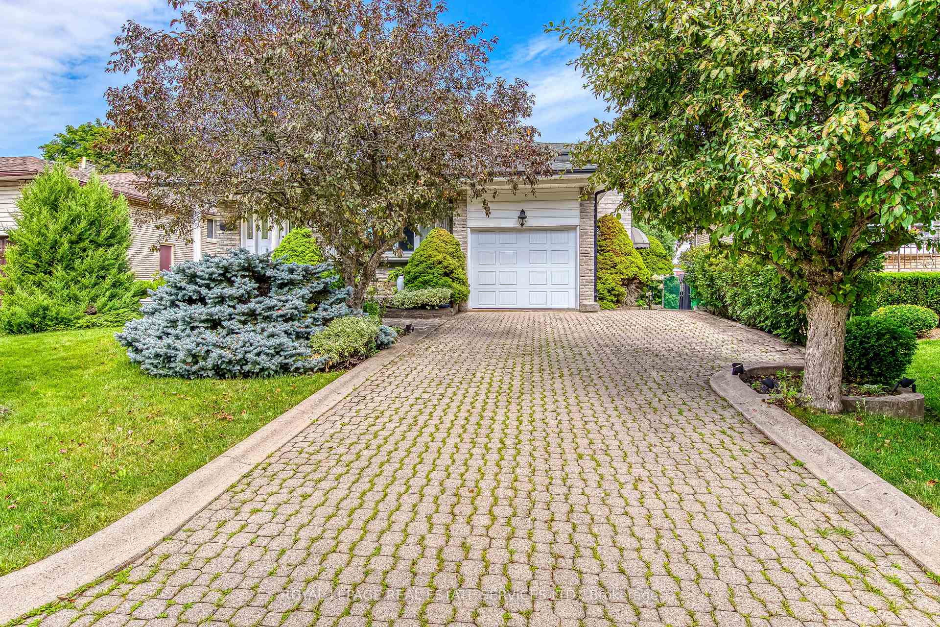 Photo 2 of 14 Governor Grove Crescent, Brampton, Brampton South — HOMEH