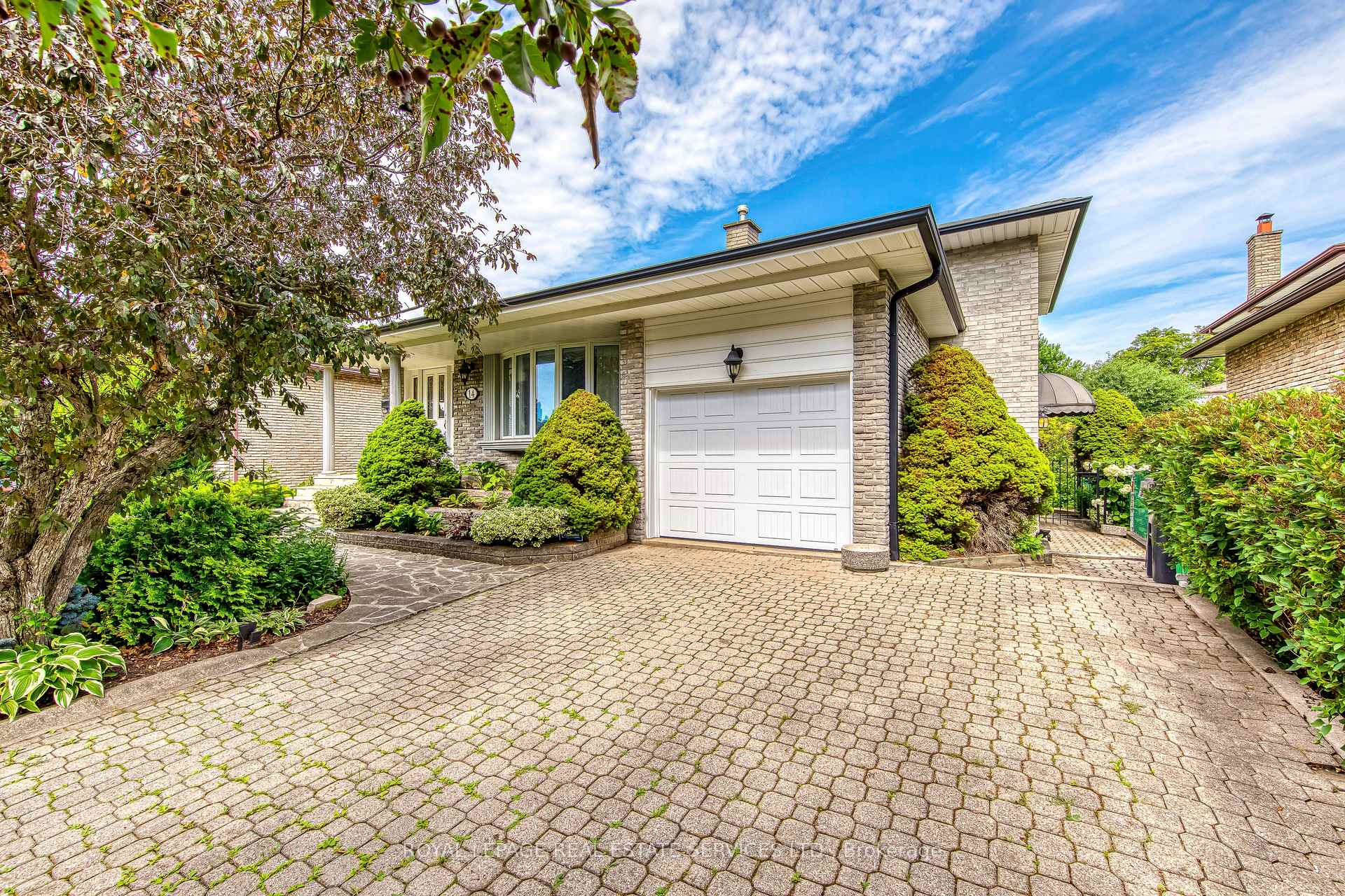 Photo 3 of 14 Governor Grove Crescent, Brampton, Brampton South — HOMEH