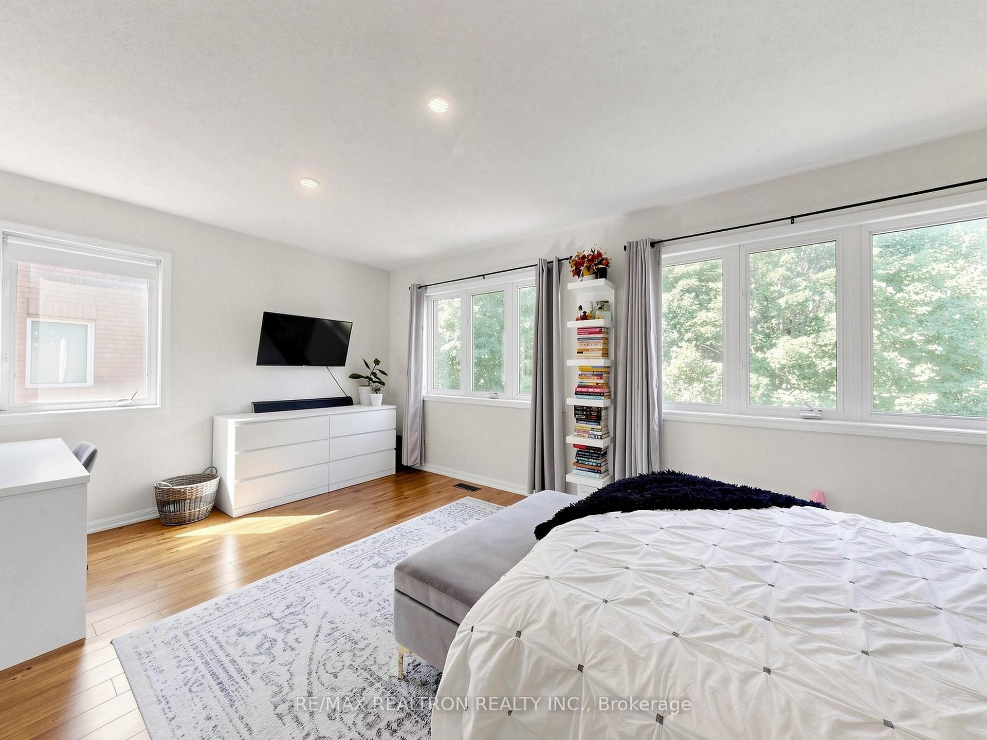 Photo 19 of 68 Dallimore Circle, North York, Banbury-Don Mills — HOMEH