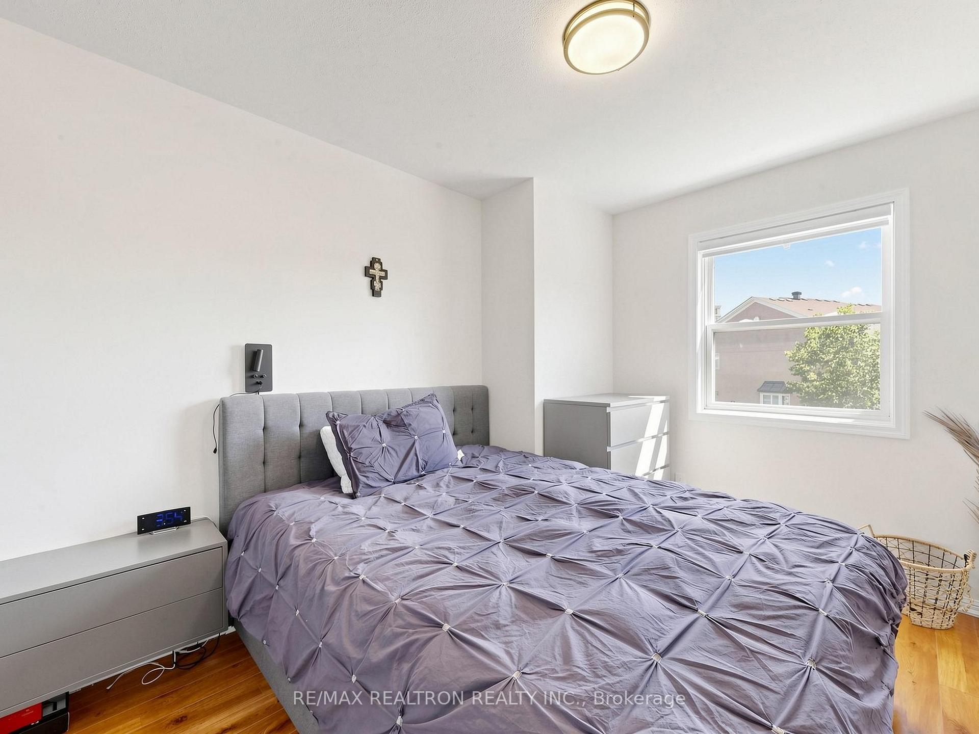 Photo 23 of 68 Dallimore Circle, North York, Banbury-Don Mills — HOMEH