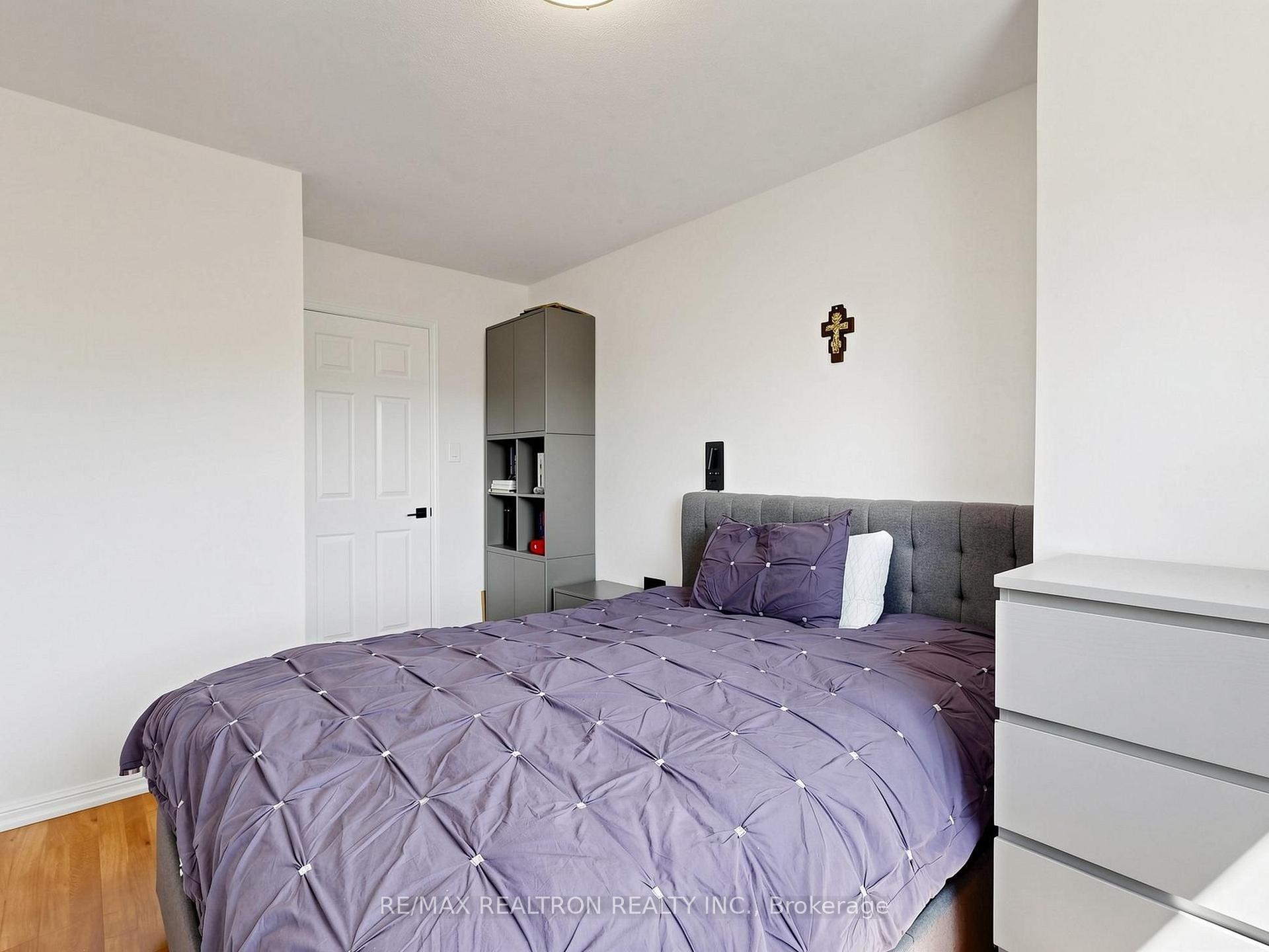 Photo 24 of 68 Dallimore Circle, North York, Banbury-Don Mills — HOMEH