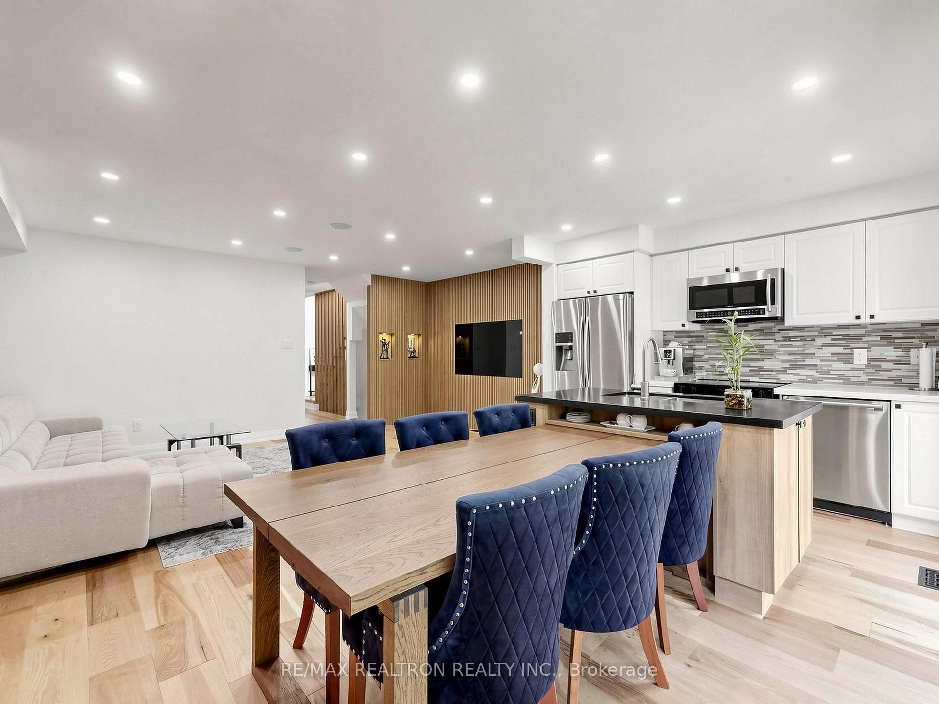 Photo 8 of 68 Dallimore Circle, North York, Banbury-Don Mills — HOMEH