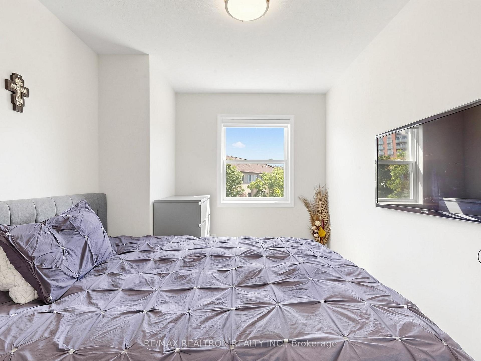 Photo 25 of 68 Dallimore Circle, North York, Banbury-Don Mills — HOMEH
