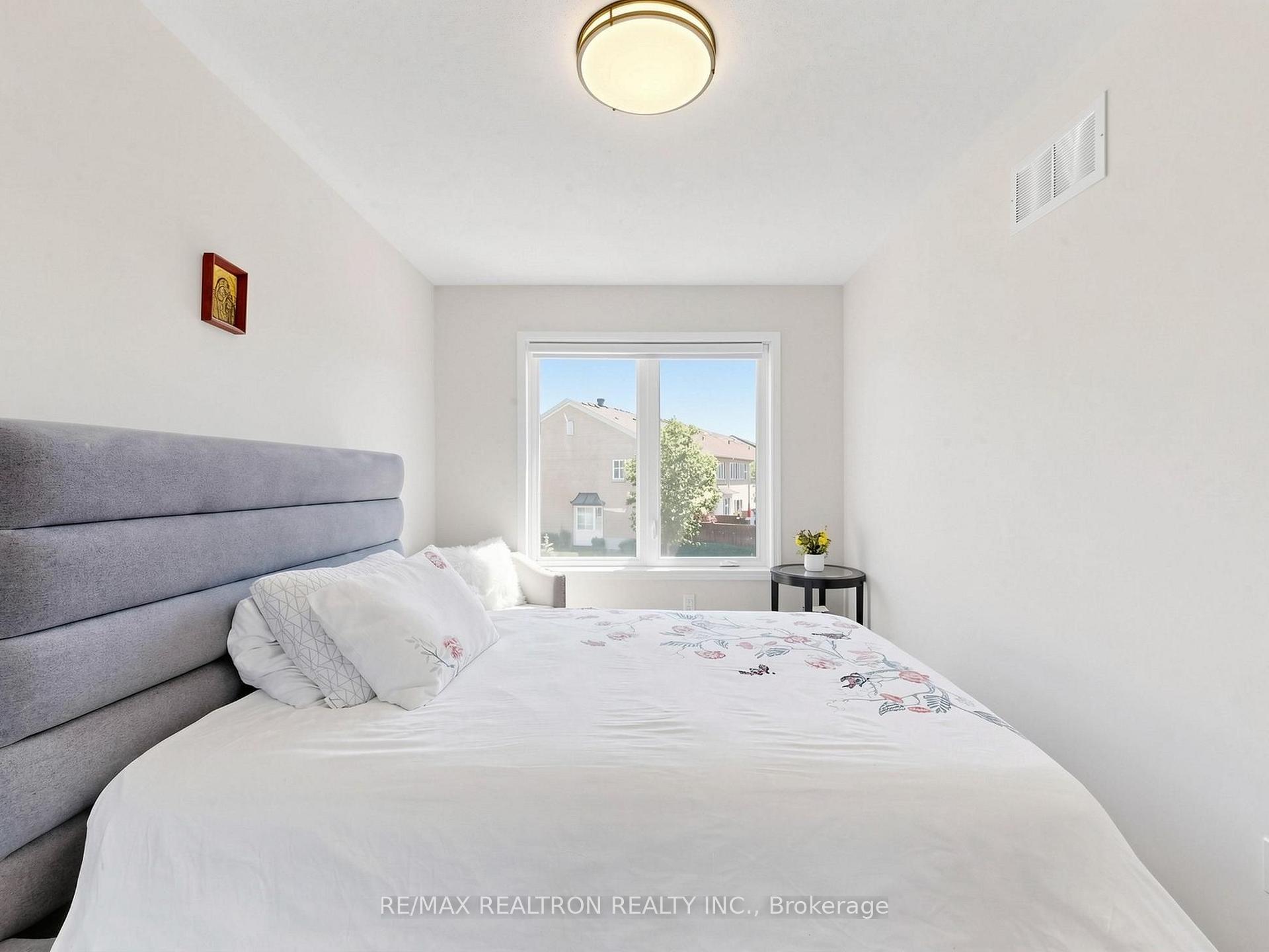 Photo 28 of 68 Dallimore Circle, North York, Banbury-Don Mills — HOMEH