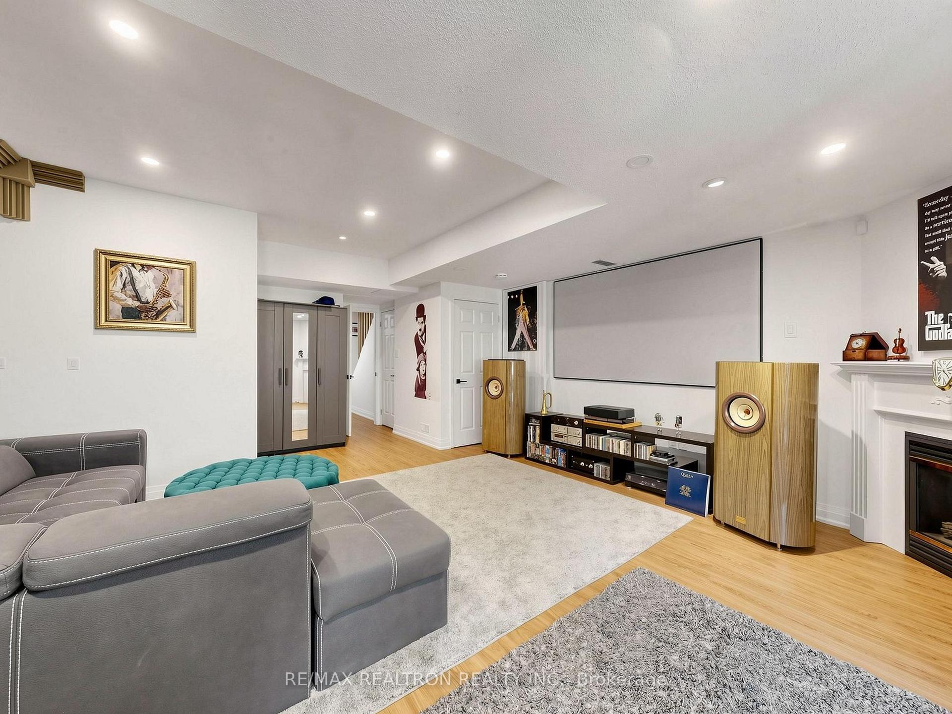 Photo 33 of 68 Dallimore Circle, North York, Banbury-Don Mills — HOMEH