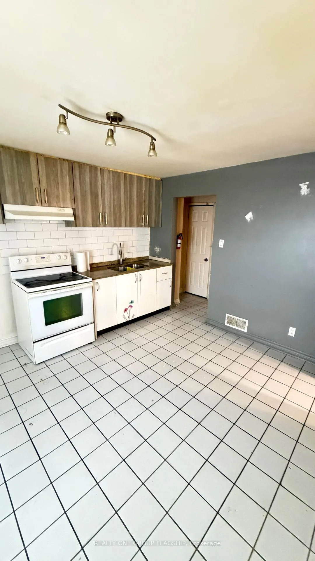 Photo 10 of 567 Rogers Road, Toronto, Keelesdale-Eglinton West — HOMEH