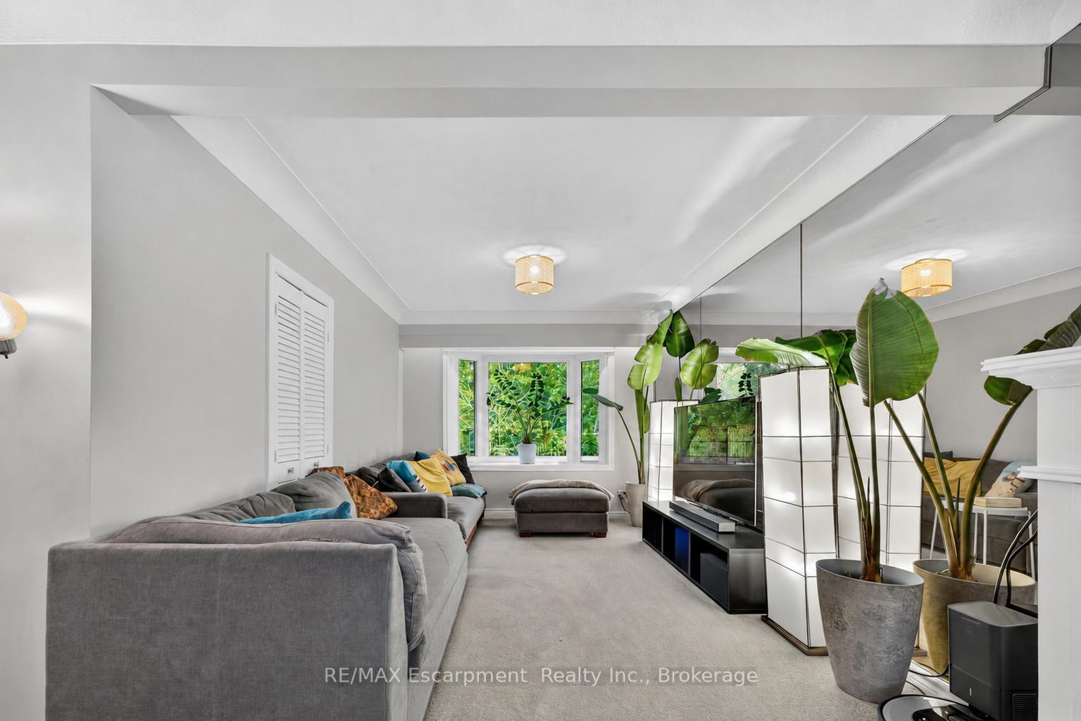 Photo 12 of 195 Wilton Street, Burlington, Roseland — HOMEH
