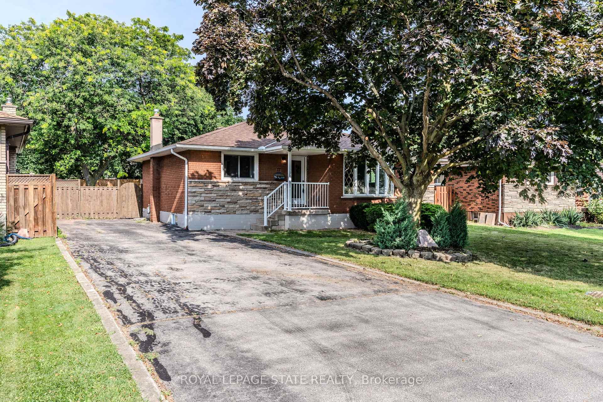 Photo of 17 Woodsview Avenue