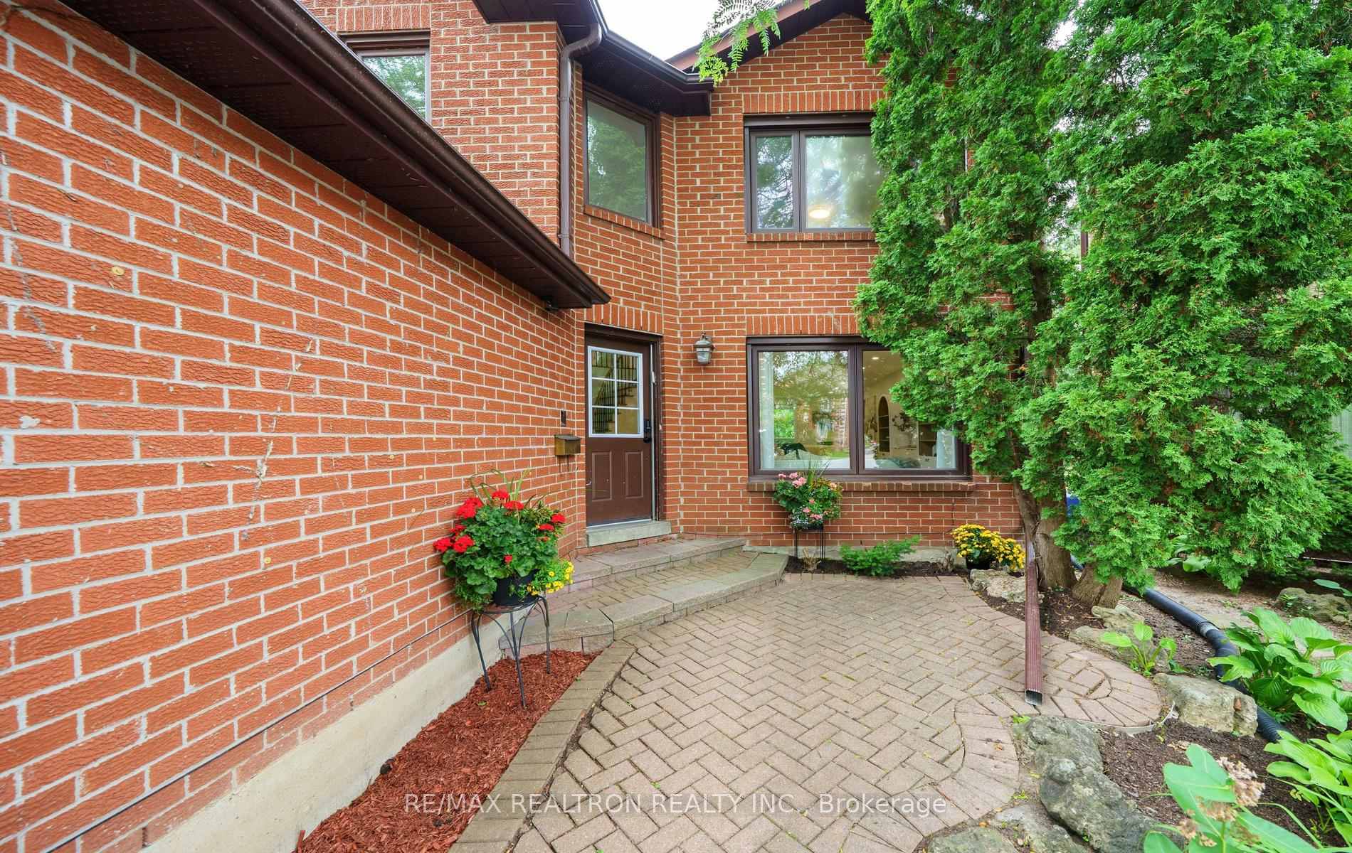 Photo 4 of 46 Michael Court, Vaughan, Crestwood-Springfarm-Yorkhill — HOMEH