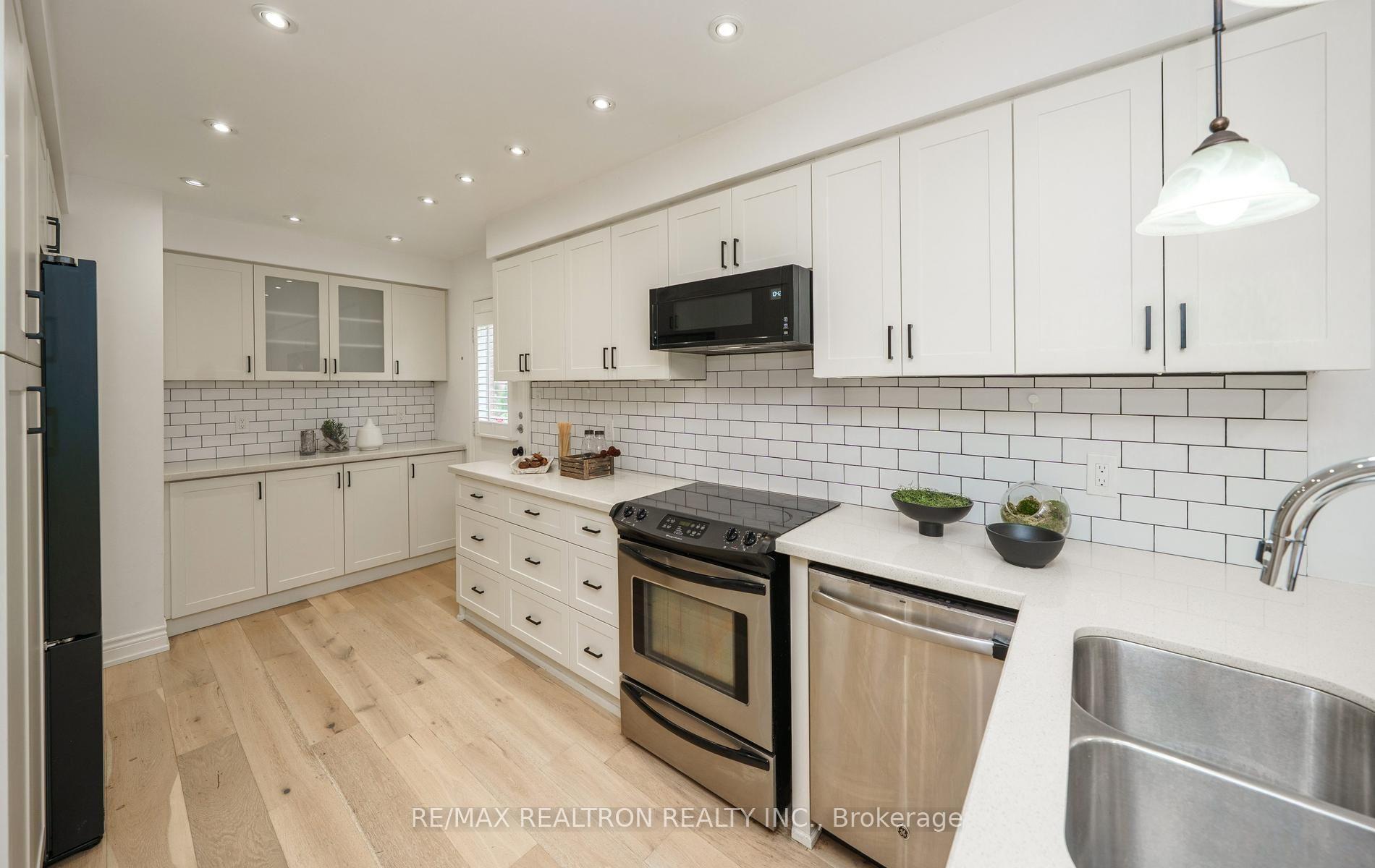 Photo 19 of 46 Michael Court, Vaughan, Crestwood-Springfarm-Yorkhill — HOMEH