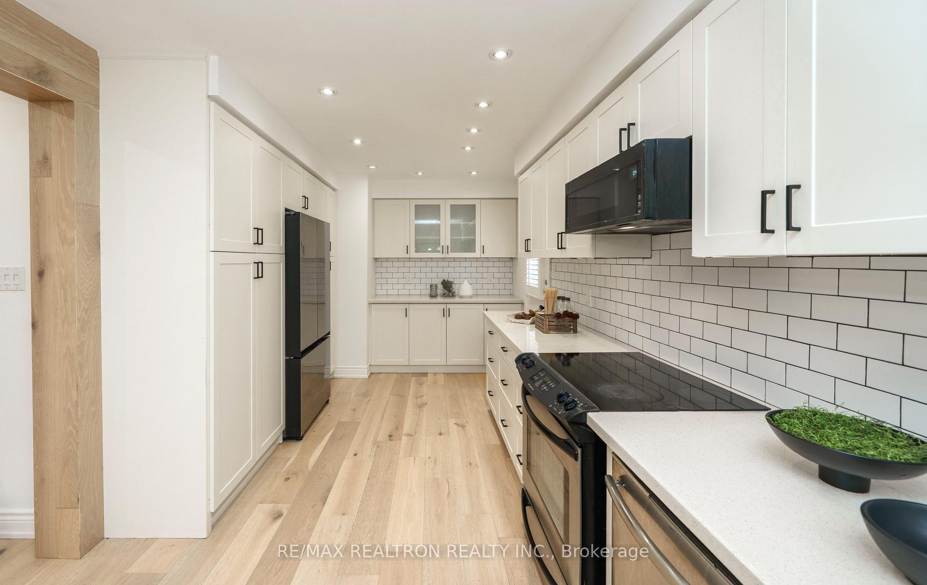 Photo 20 of 46 Michael Court, Vaughan, Crestwood-Springfarm-Yorkhill — HOMEH