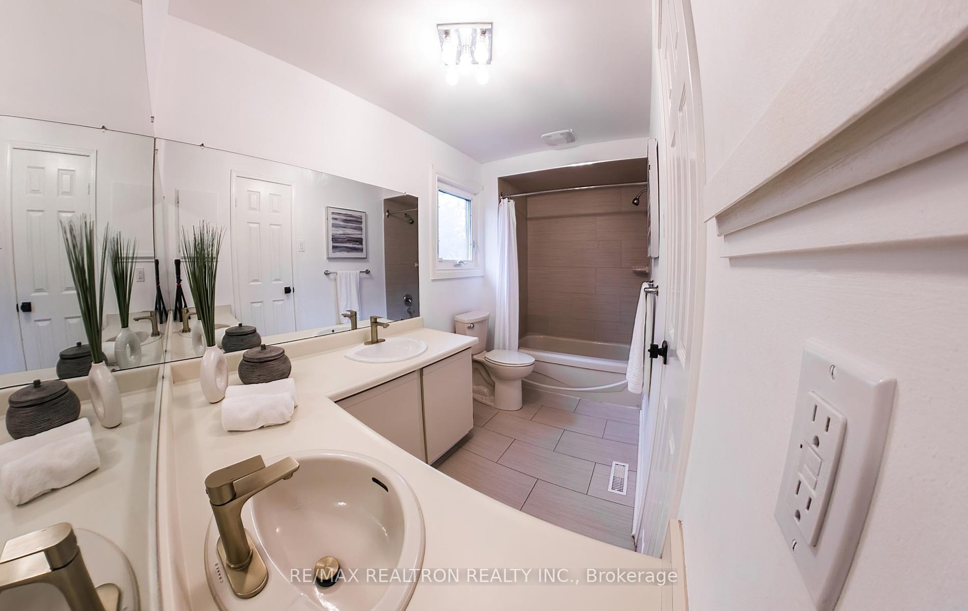Photo 32 of 46 Michael Court, Vaughan, Crestwood-Springfarm-Yorkhill — HOMEH