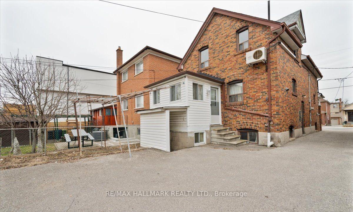 Photo 19 of 39 Lanark Avenue, Toronto, Oakwood Village — HOMEH