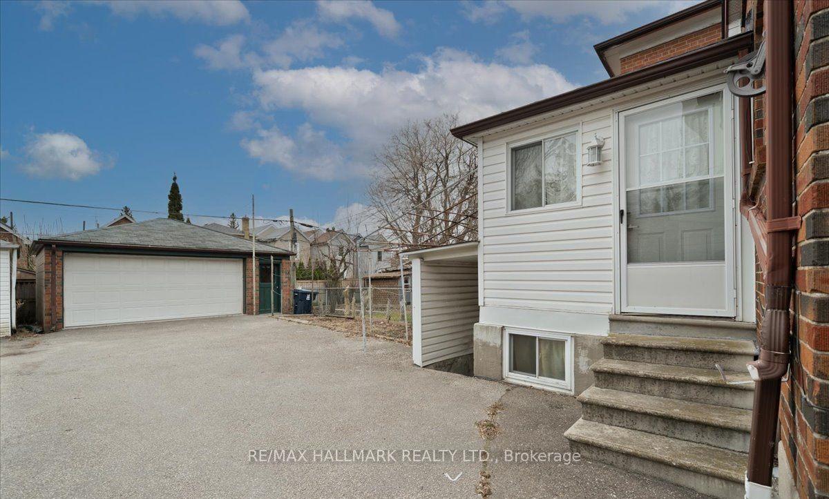 Photo 20 of 39 Lanark Avenue, Toronto, Oakwood Village — HOMEH