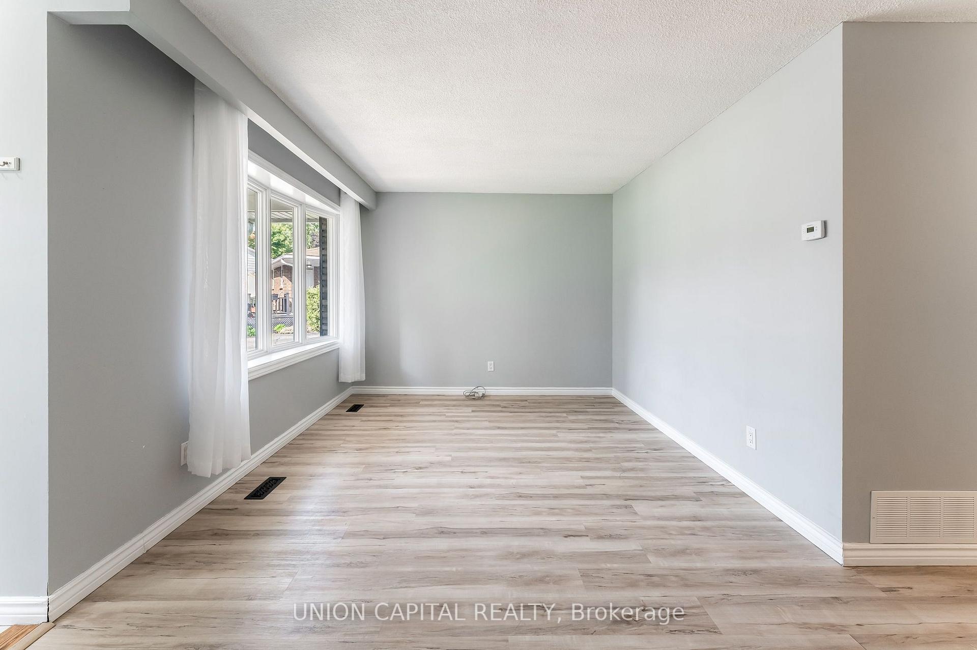 Photo 5 of 443 Brest Court, Oshawa, Central — HOMEH