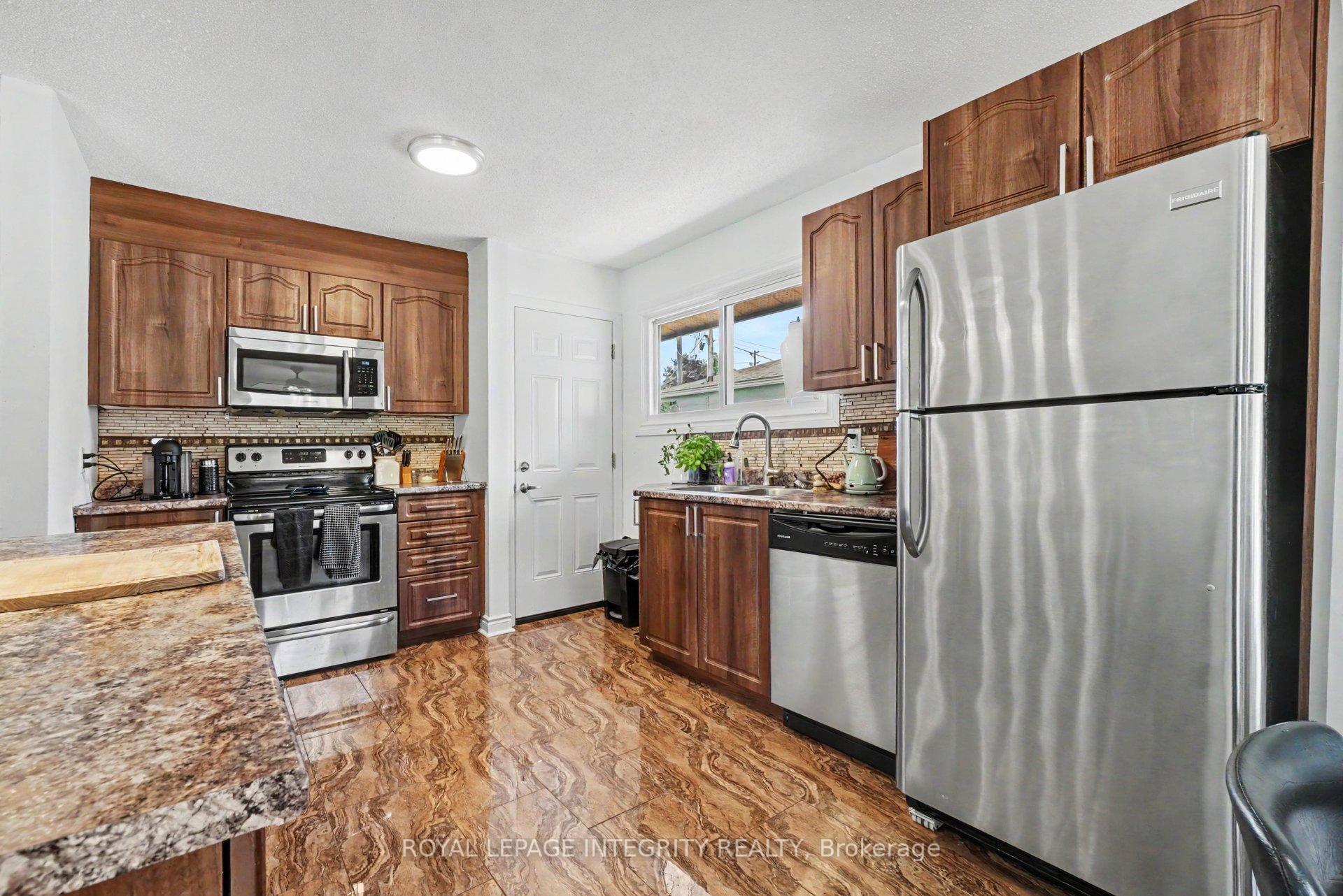 Photo 14 of 2450 Magnus Avenue, Ottawa, Hawthorne Meadows — HOMEH