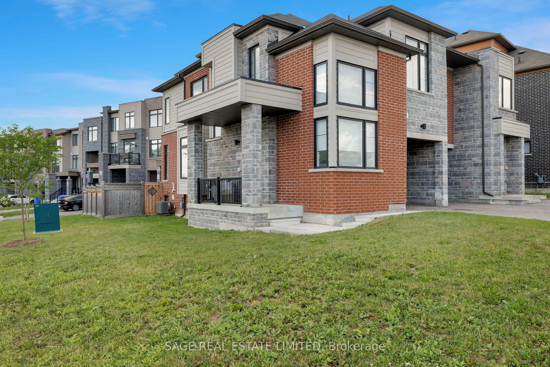 Photo 4 of 199 Tango Crescent, Newmarket, Woodland Hill — HOMEH