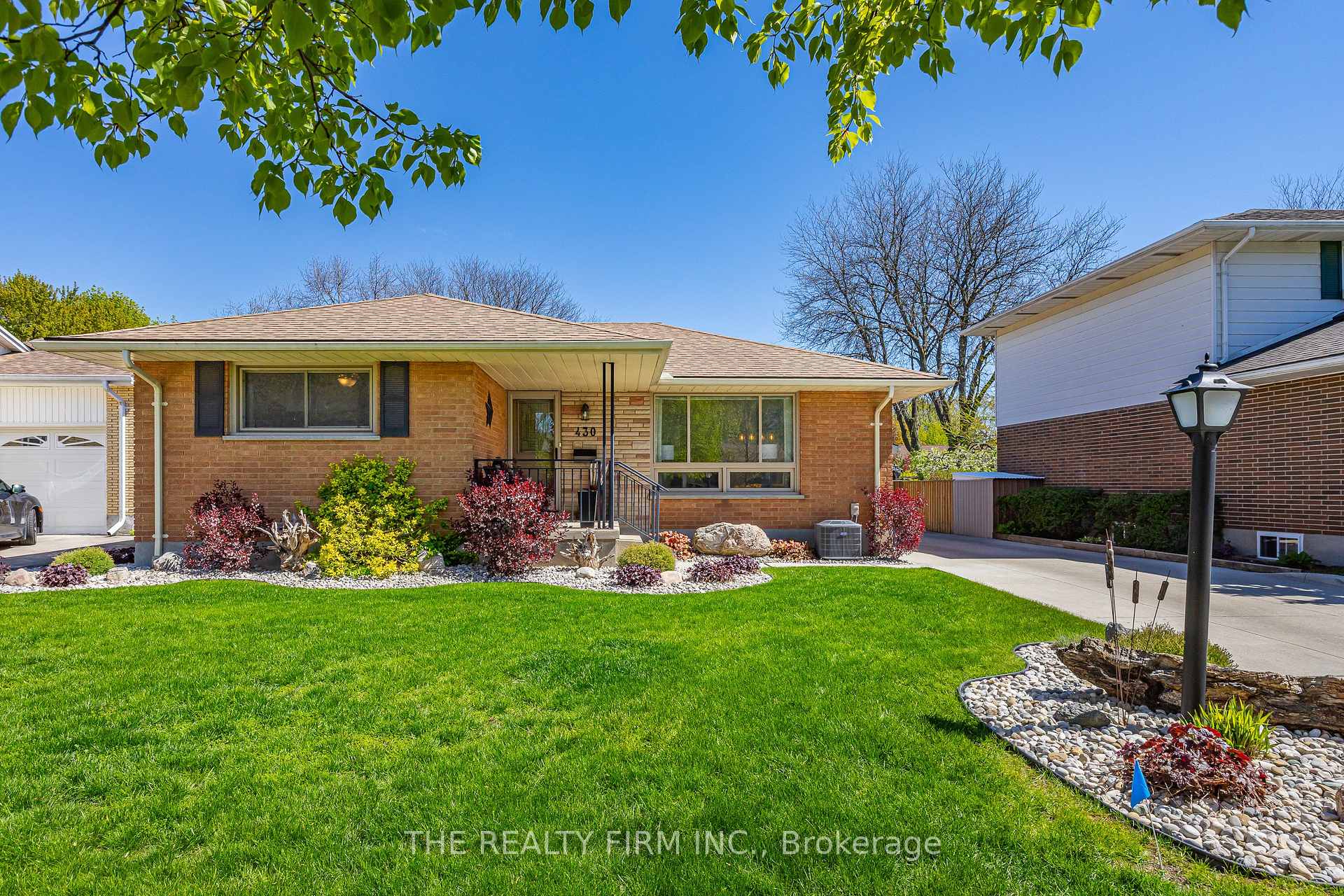 Photo 2 of 430 Magnolia Crescent, London, East A — HOMEH