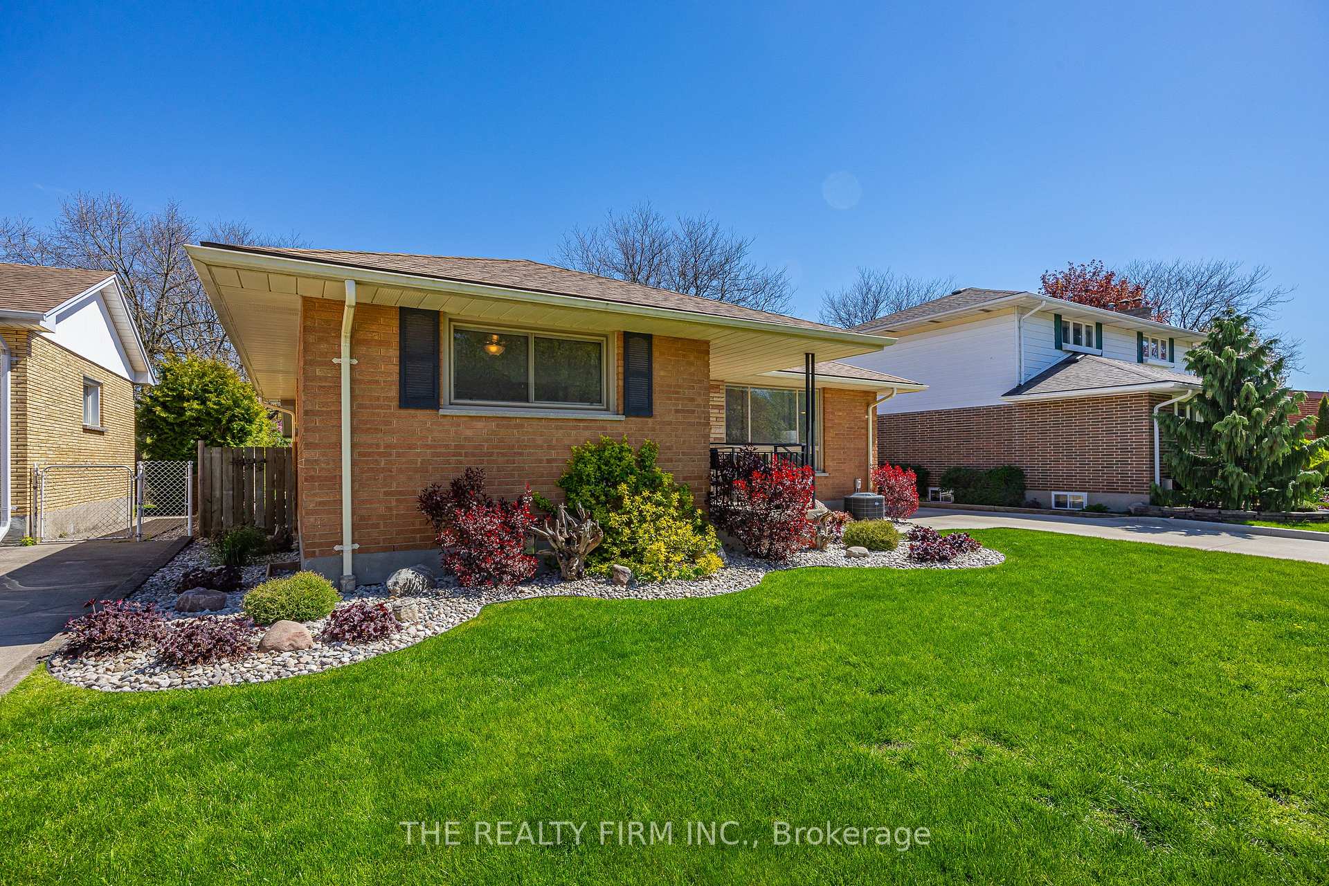 Photo 3 of 430 Magnolia Crescent, London, East A — HOMEH