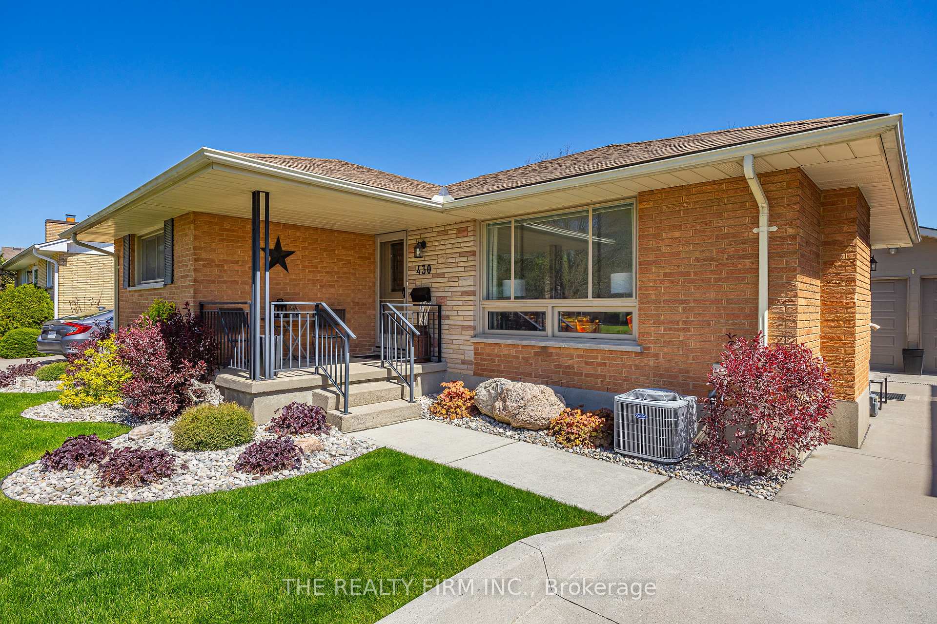 Photo 4 of 430 Magnolia Crescent, London, East A — HOMEH