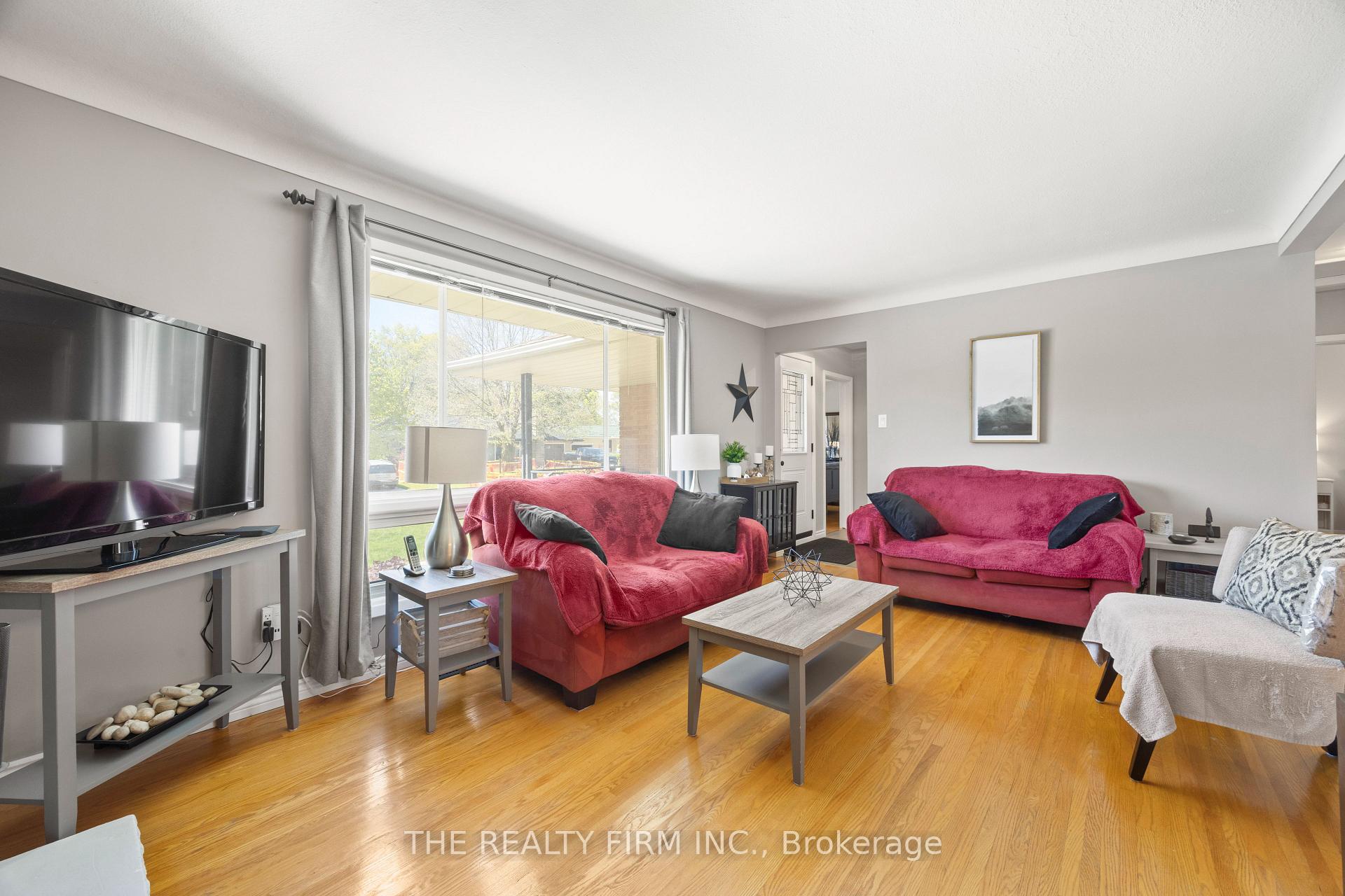 Photo 11 of 430 Magnolia Crescent, London, East A — HOMEH