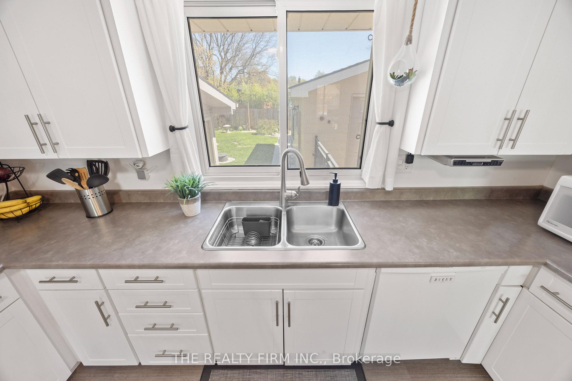 Photo 19 of 430 Magnolia Crescent, London, East A — HOMEH