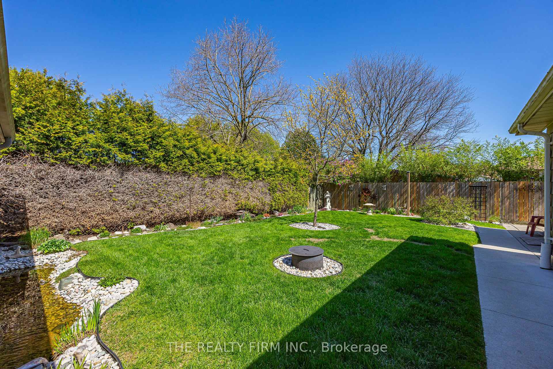 Photo 39 of 430 Magnolia Crescent, London, East A — HOMEH