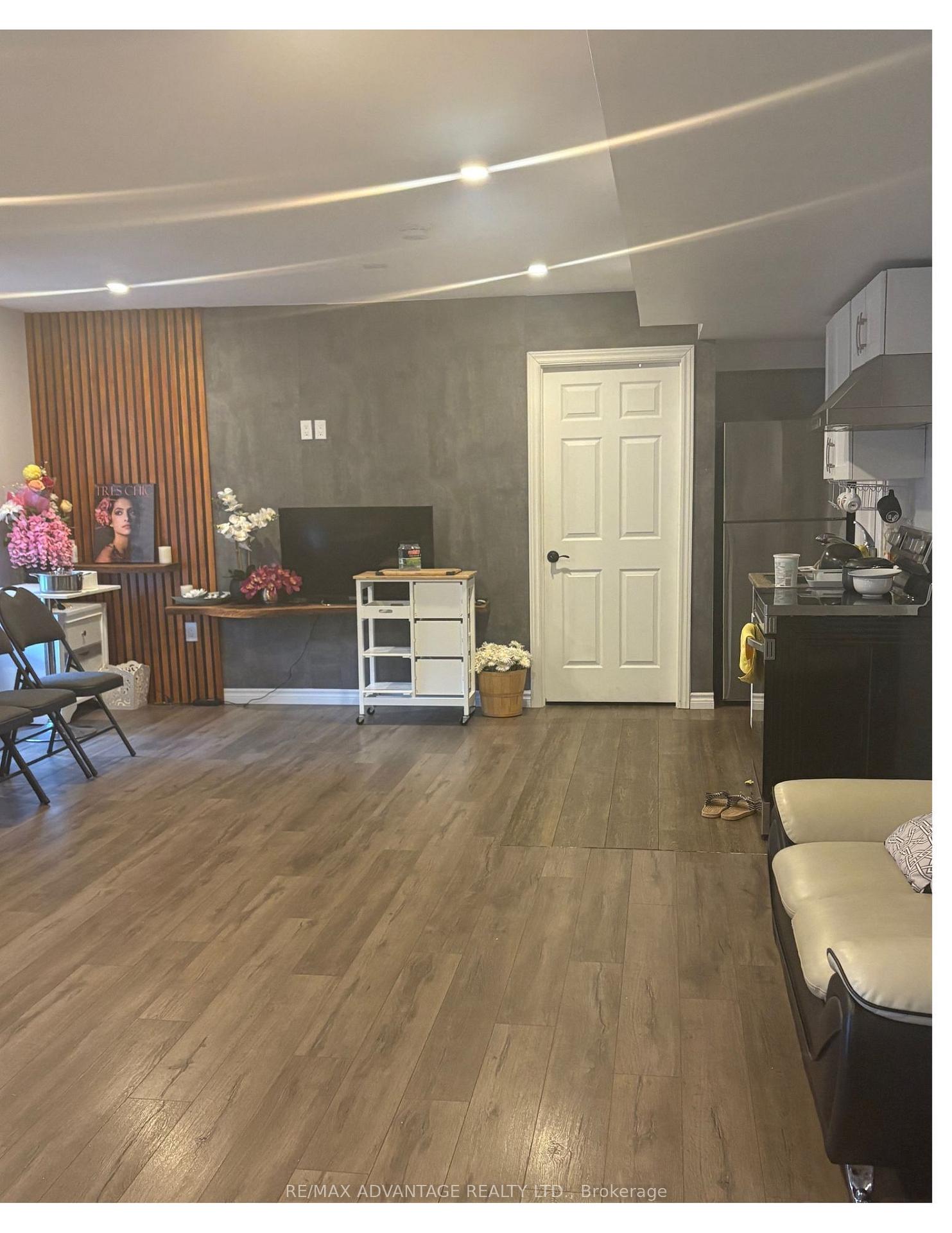 Photo 5 of Unit Lower, 864 Thistleridge Crescent, London, South L — HOMEH