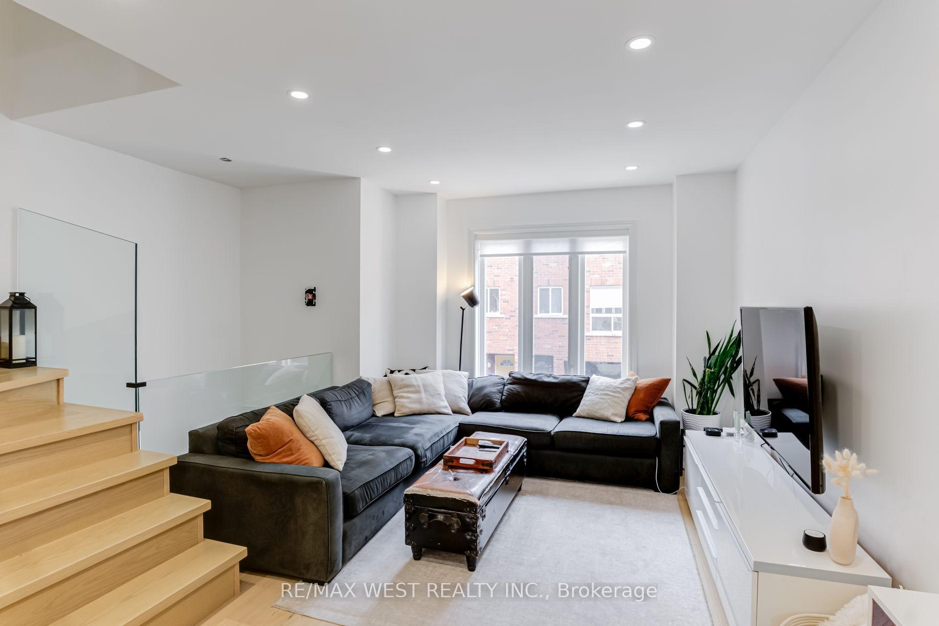 Photo 2 of 12 Grogan Mews, Toronto, Dovercourt-Wallace Emerson-Junction — HOMEH