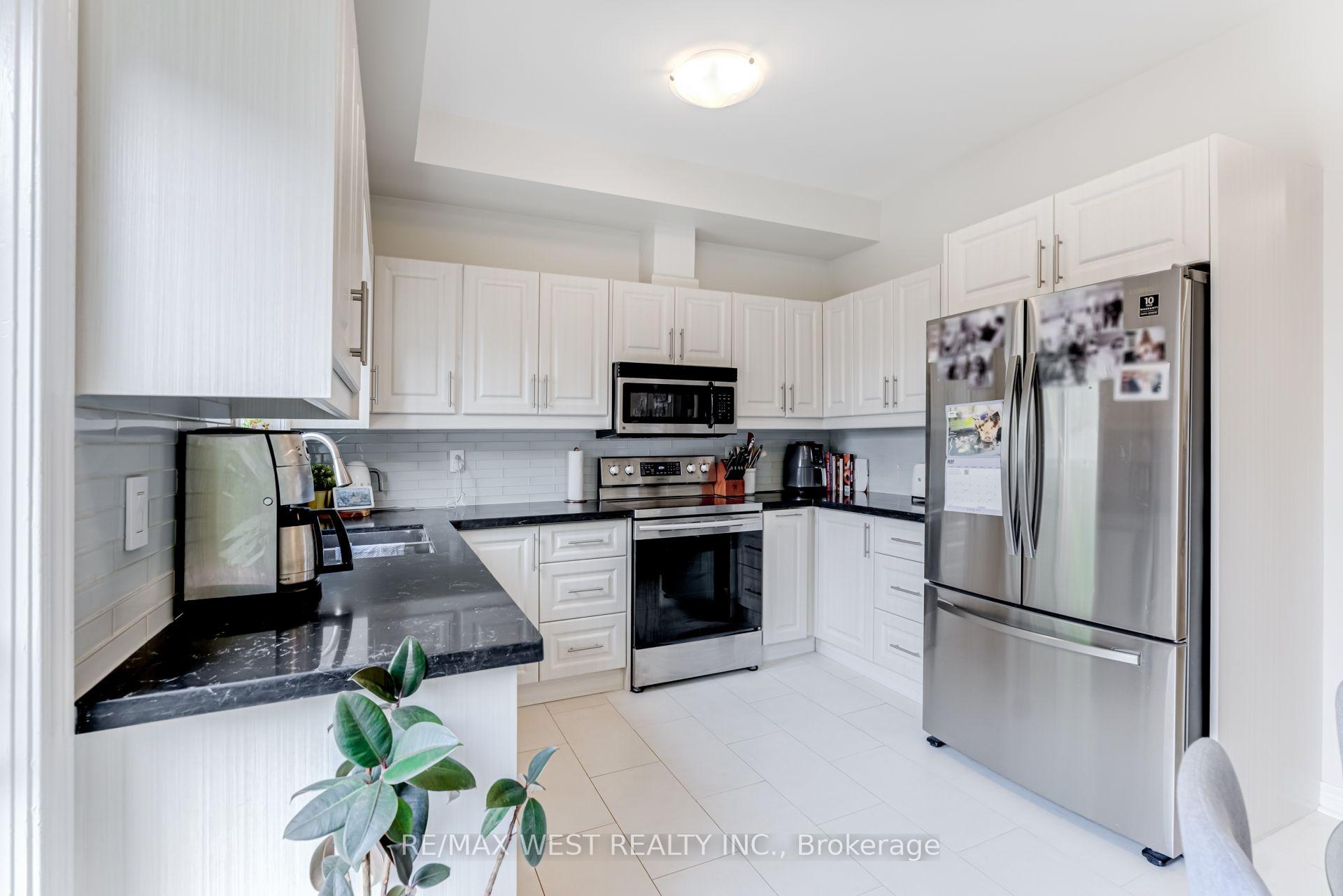 Photo 5 of 12 Grogan Mews, Toronto, Dovercourt-Wallace Emerson-Junction — HOMEH