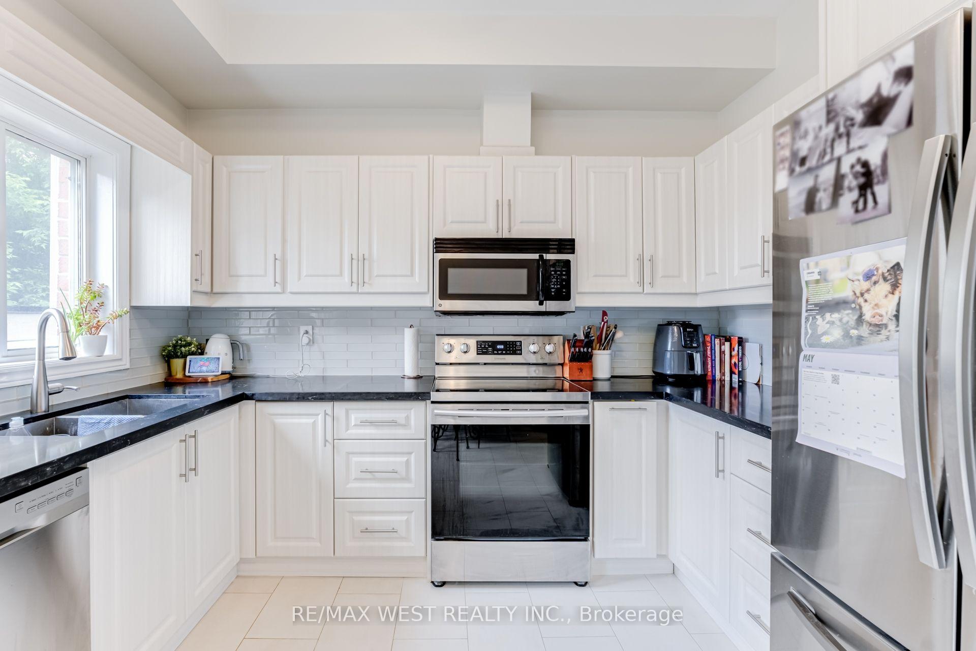 Photo 6 of 12 Grogan Mews, Toronto, Dovercourt-Wallace Emerson-Junction — HOMEH