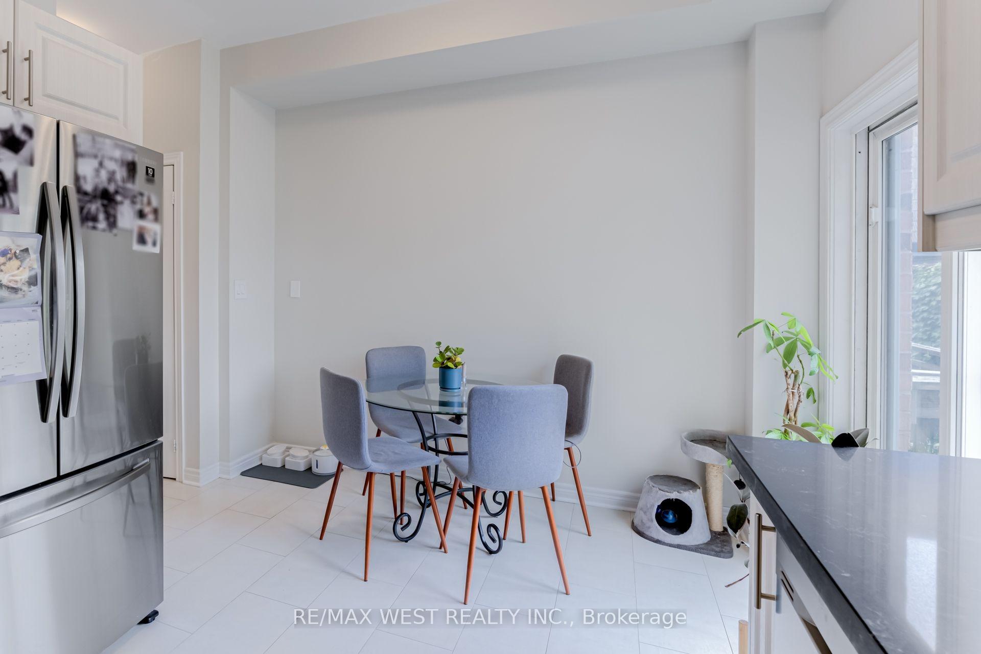 Photo 4 of 12 Grogan Mews, Toronto, Dovercourt-Wallace Emerson-Junction — HOMEH
