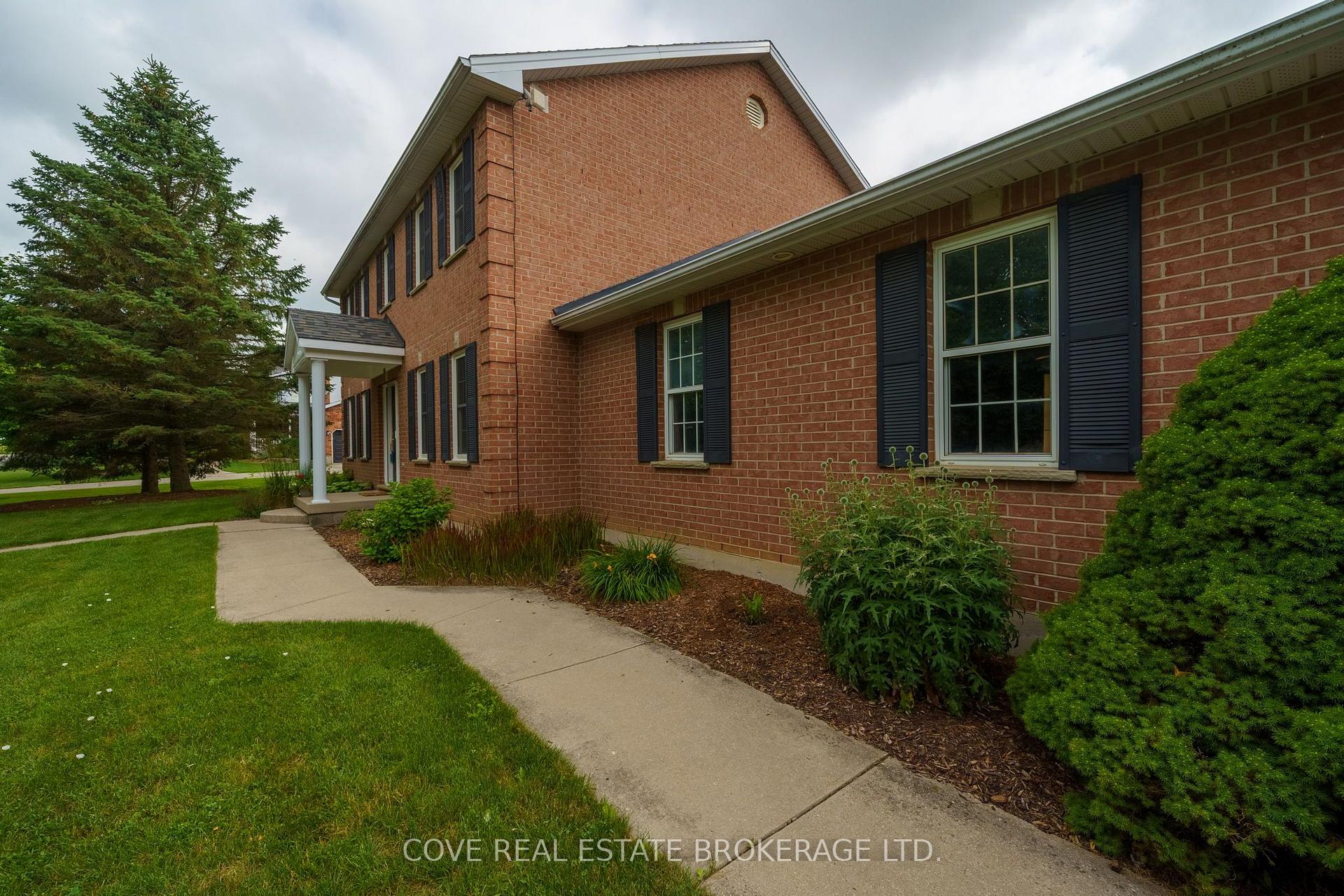 Photo 3 of 149 Salisbury Drive, Middlesex Centre, Birr — HOMEH