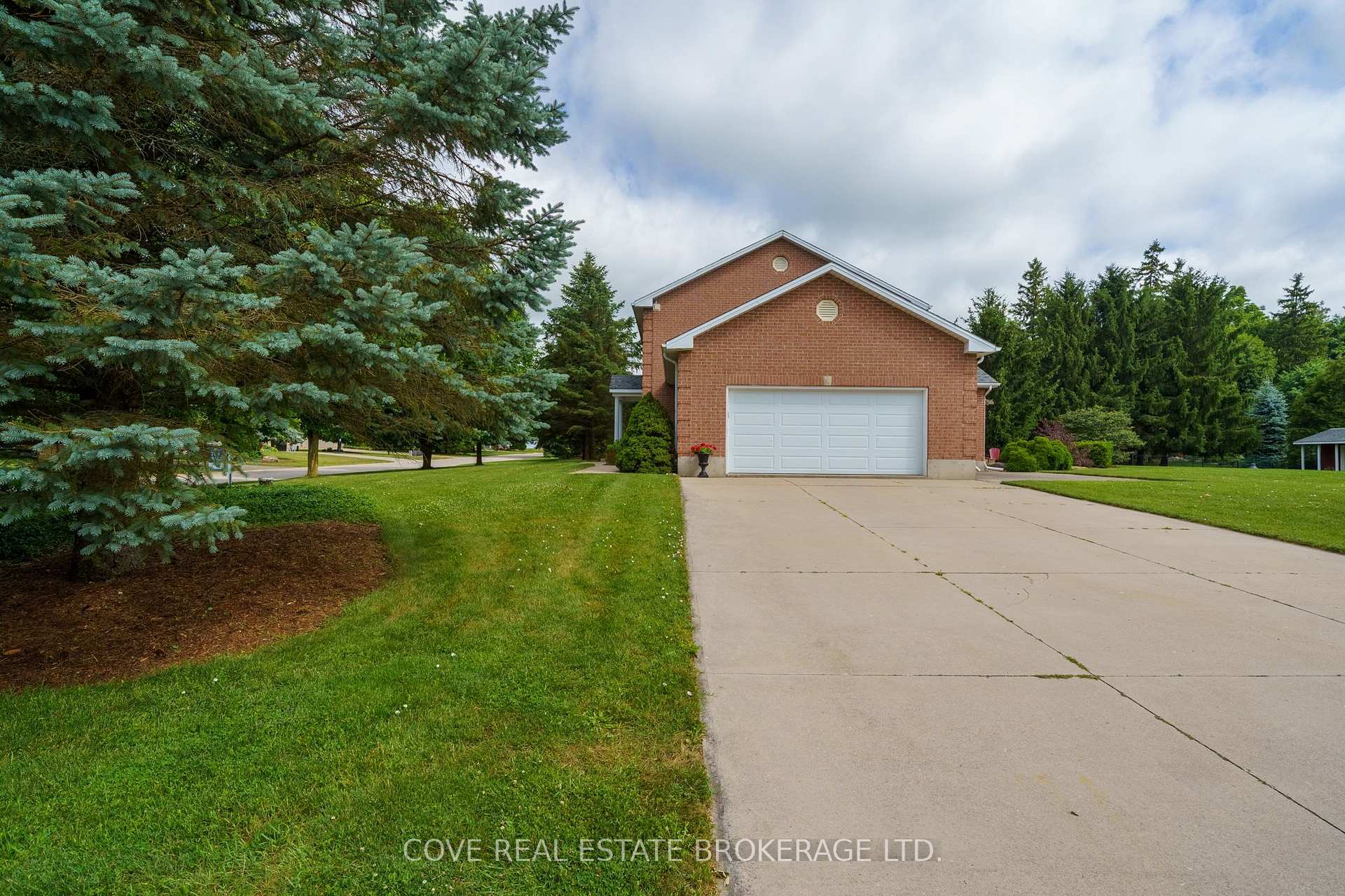 Photo 4 of 149 Salisbury Drive, Middlesex Centre, Birr — HOMEH