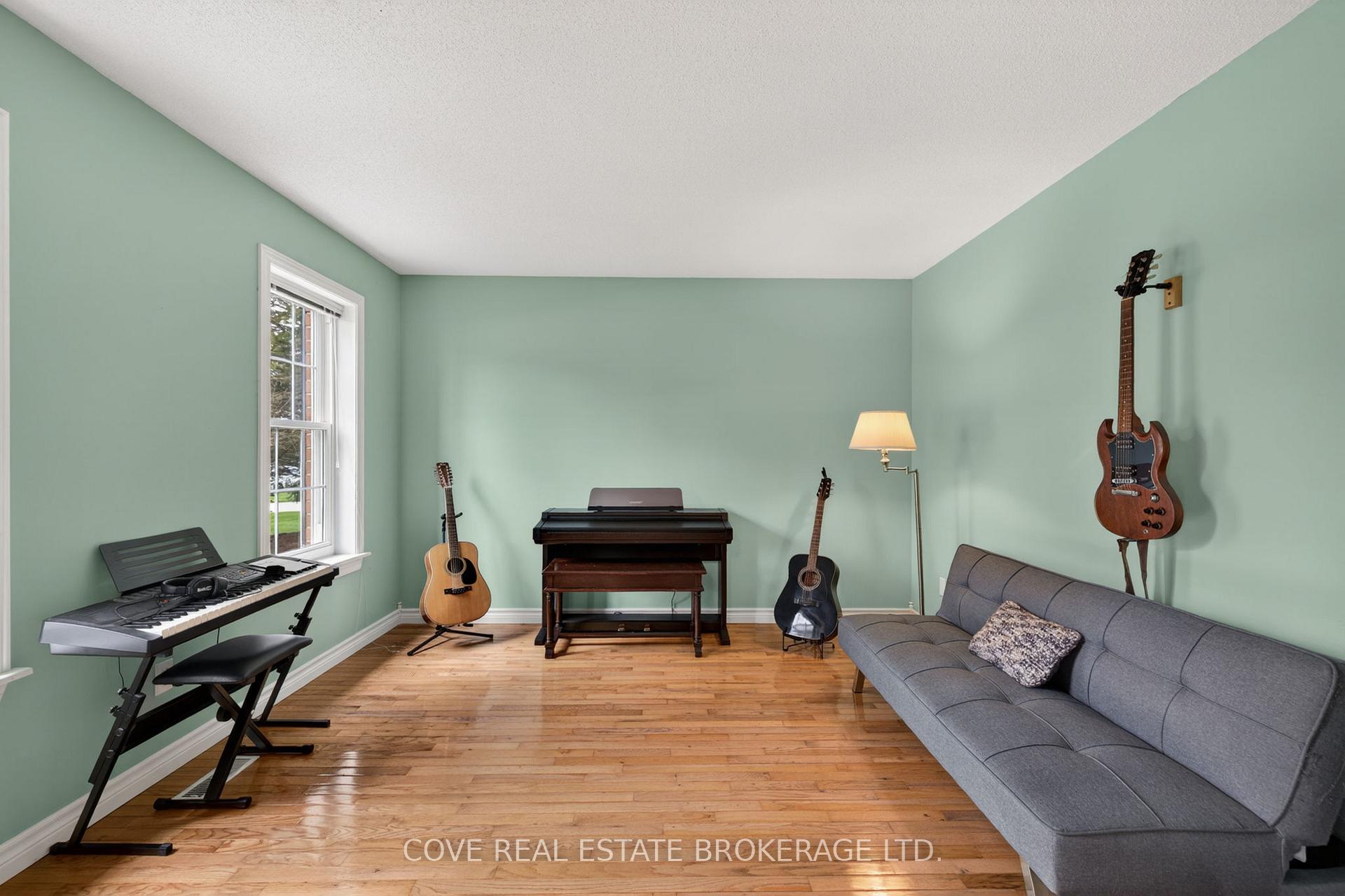 Photo 9 of 149 Salisbury Drive, Middlesex Centre, Birr — HOMEH