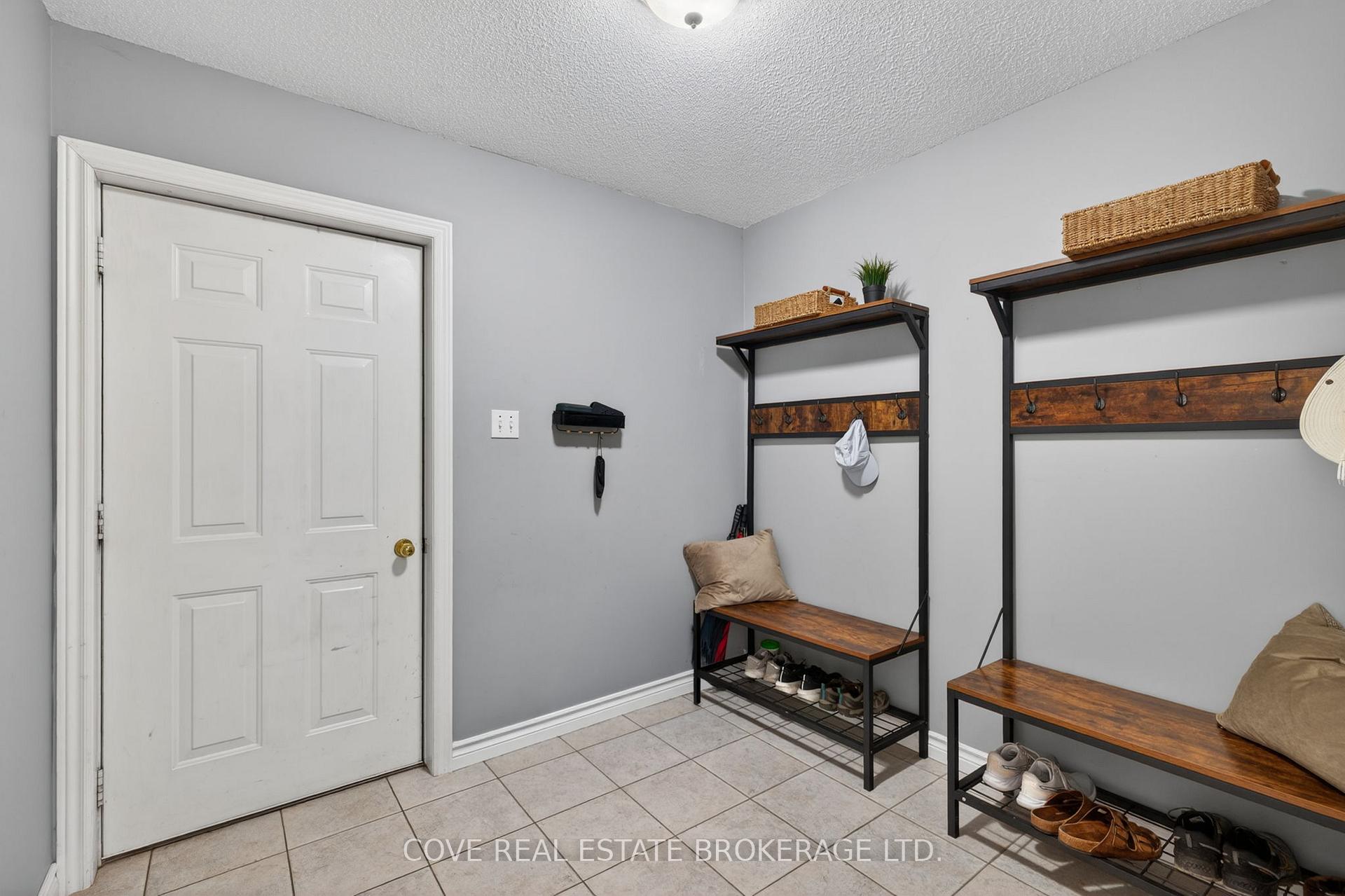 Photo 23 of 149 Salisbury Drive, Middlesex Centre, Birr — HOMEH
