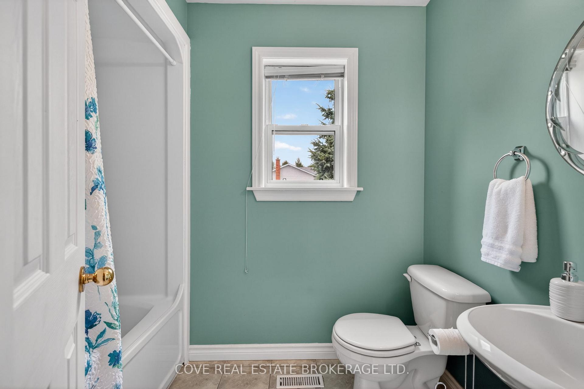 Photo 33 of 149 Salisbury Drive, Middlesex Centre, Birr — HOMEH