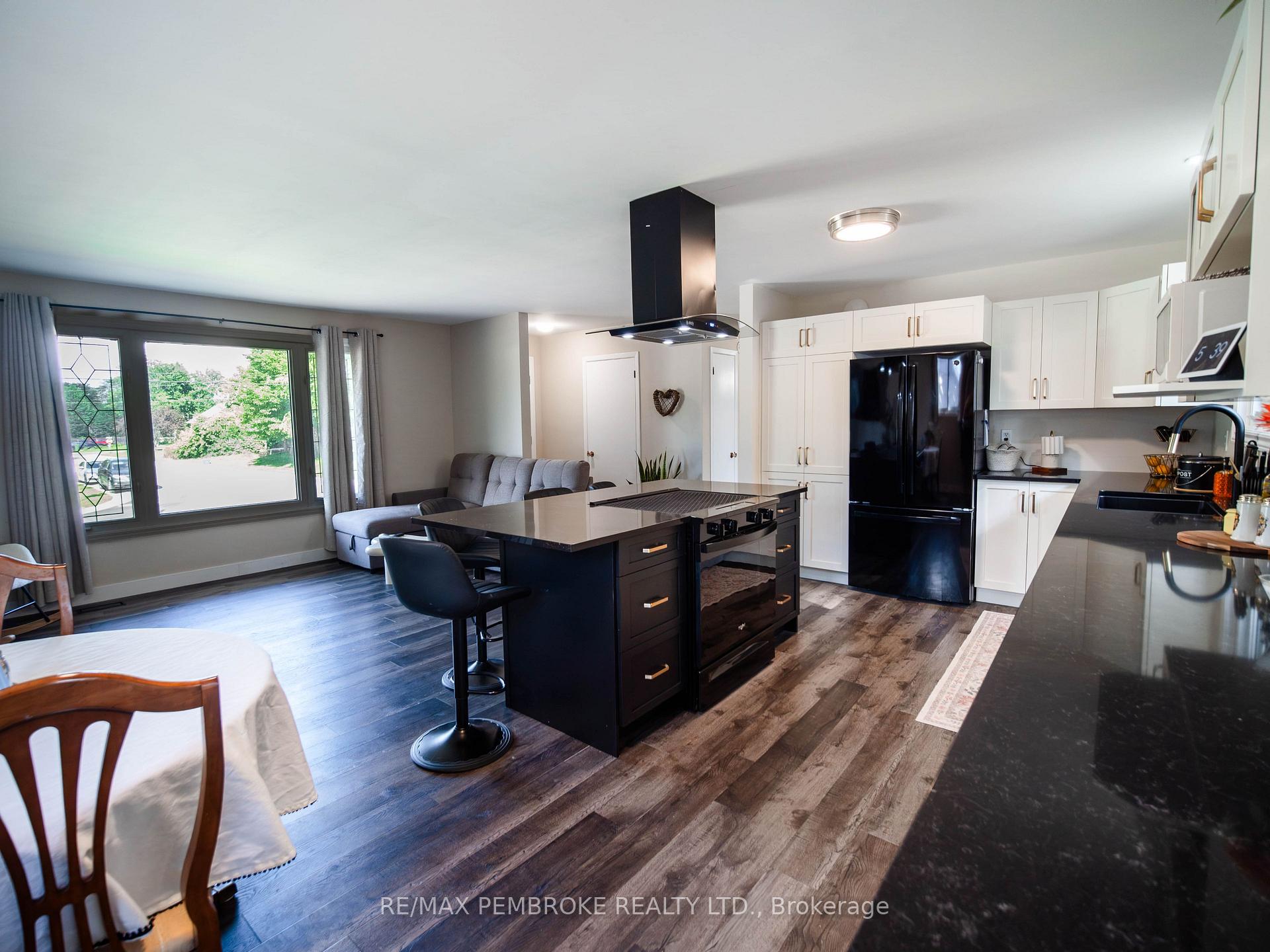 Photo 2 of 23 Doran Road, Petawawa, Petawawa — HOMEH