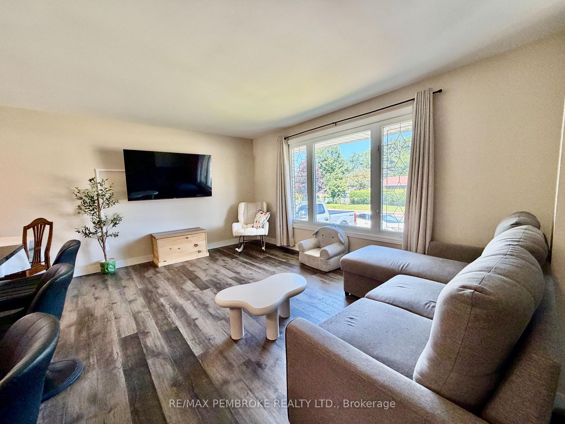 Photo 12 of 23 Doran Road, Petawawa, Petawawa — HOMEH
