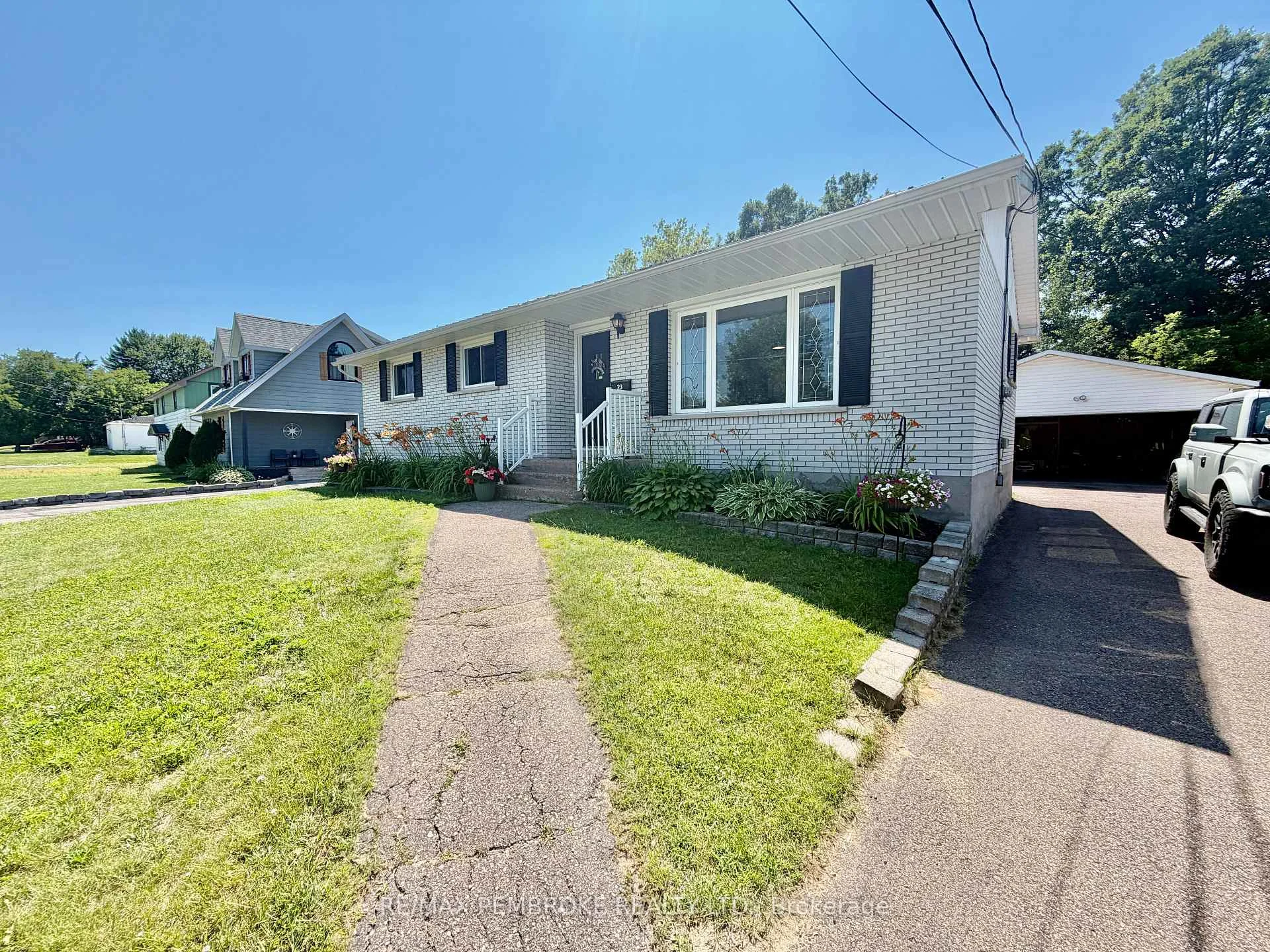 Photo 3 of 23 Doran Road, Petawawa, Petawawa — HOMEH