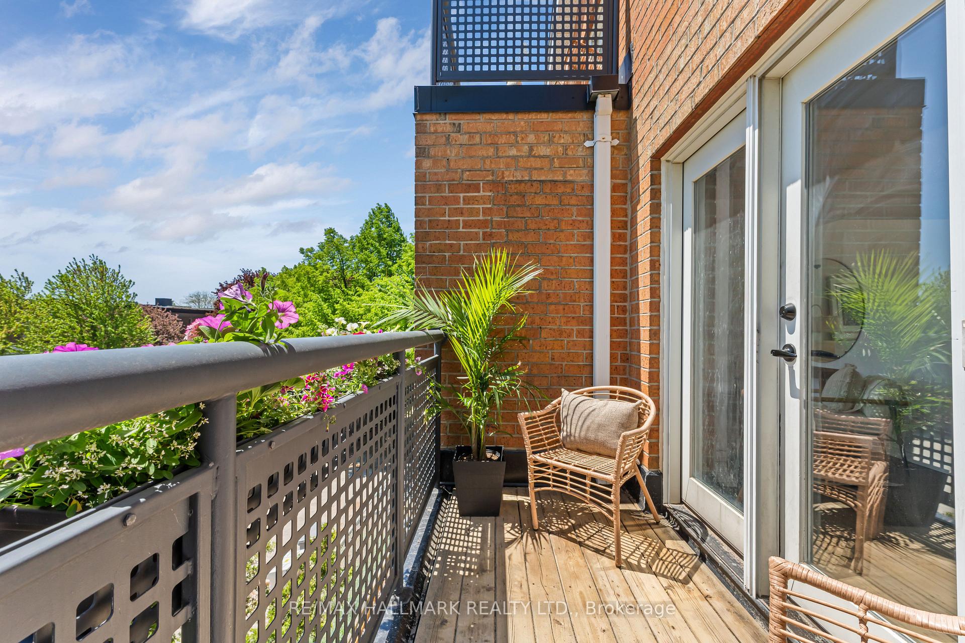Photo 10 of Unit 305, 1941 Queen Street E, Toronto, The Beaches — HOMEH