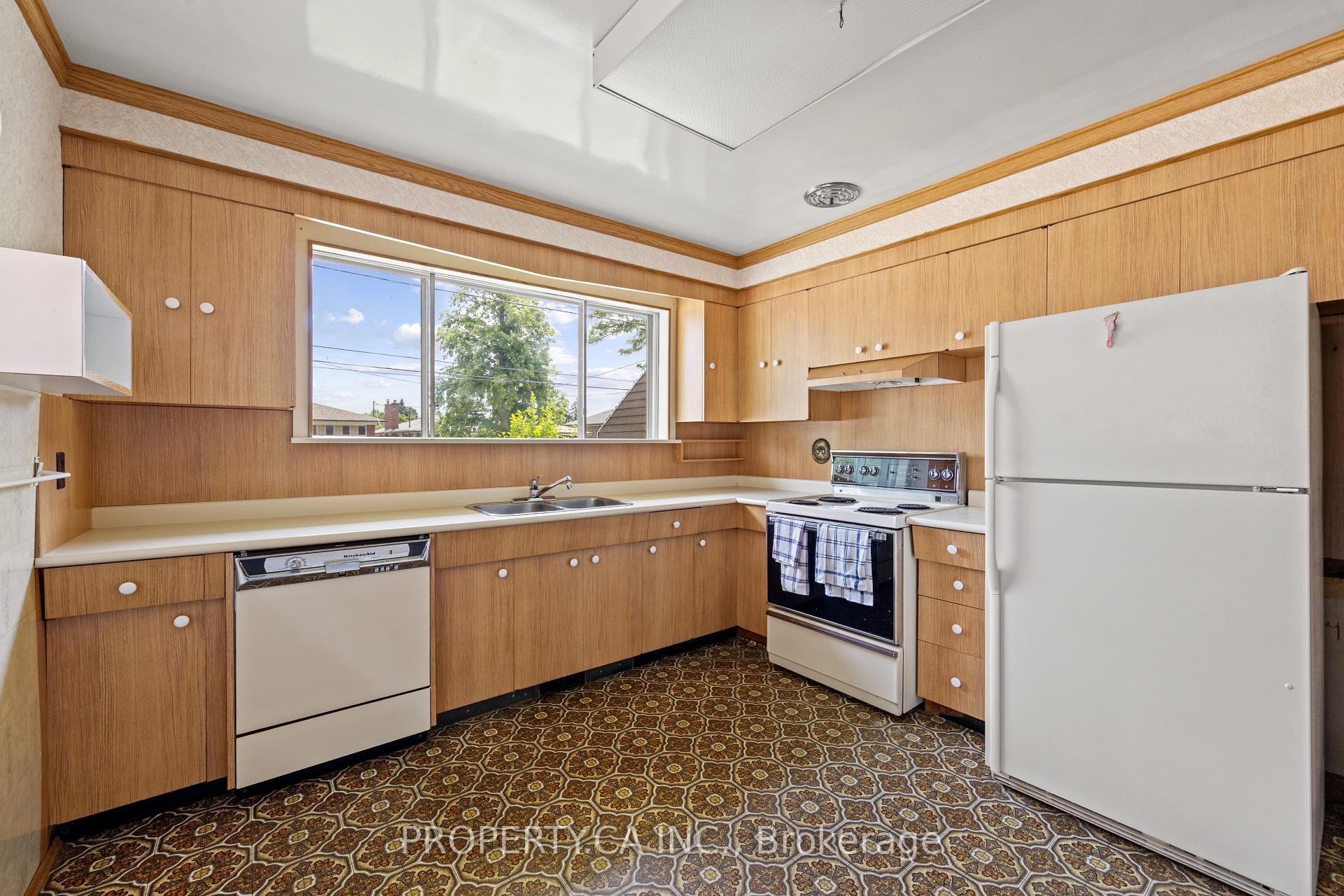 Photo 8 of 77 Troutbrooke Drive, North York, Downsview-Roding-CFB — HOMEH