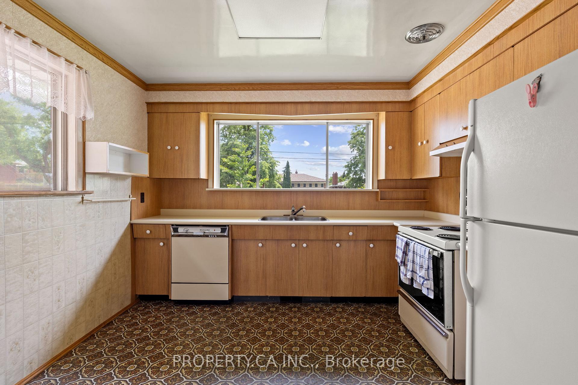 Photo 9 of 77 Troutbrooke Drive, North York, Downsview-Roding-CFB — HOMEH