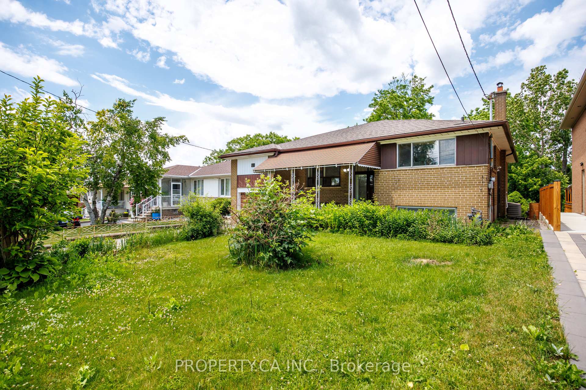 Photo 37 of 77 Troutbrooke Drive, North York, Downsview-Roding-CFB — HOMEH