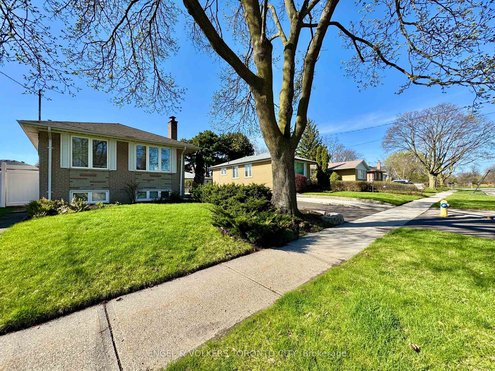 Photo 3 of 41 Paragon Road, Etobicoke, Kingsview Village-The Westway — HOMEH