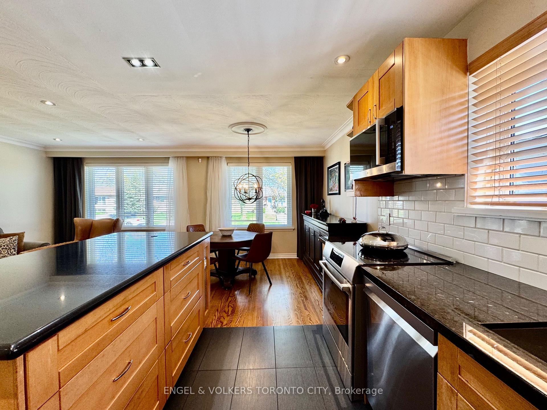 Photo 4 of 41 Paragon Road, Etobicoke, Kingsview Village-The Westway — HOMEH