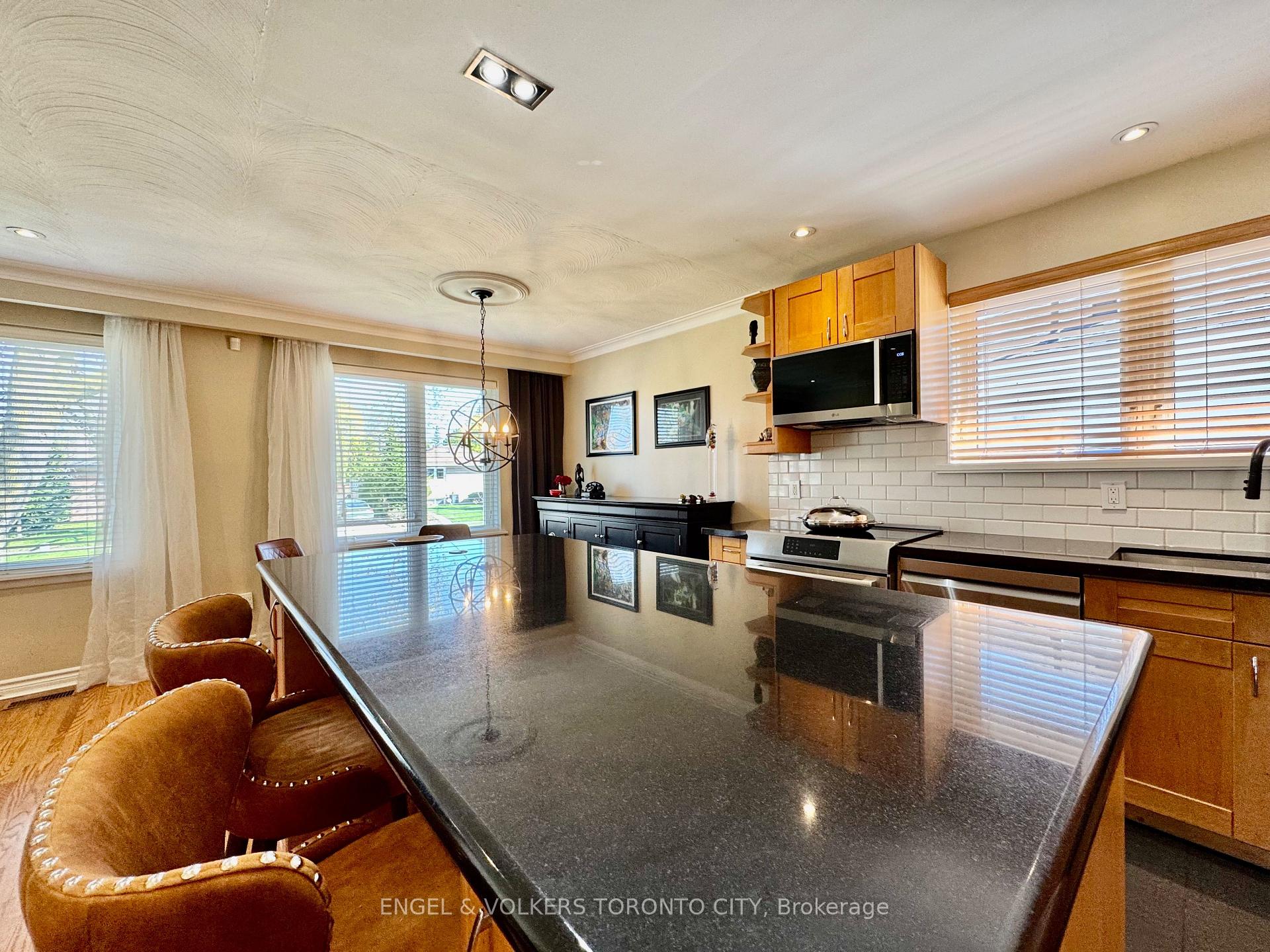 Photo 11 of 41 Paragon Road, Etobicoke, Kingsview Village-The Westway — HOMEH