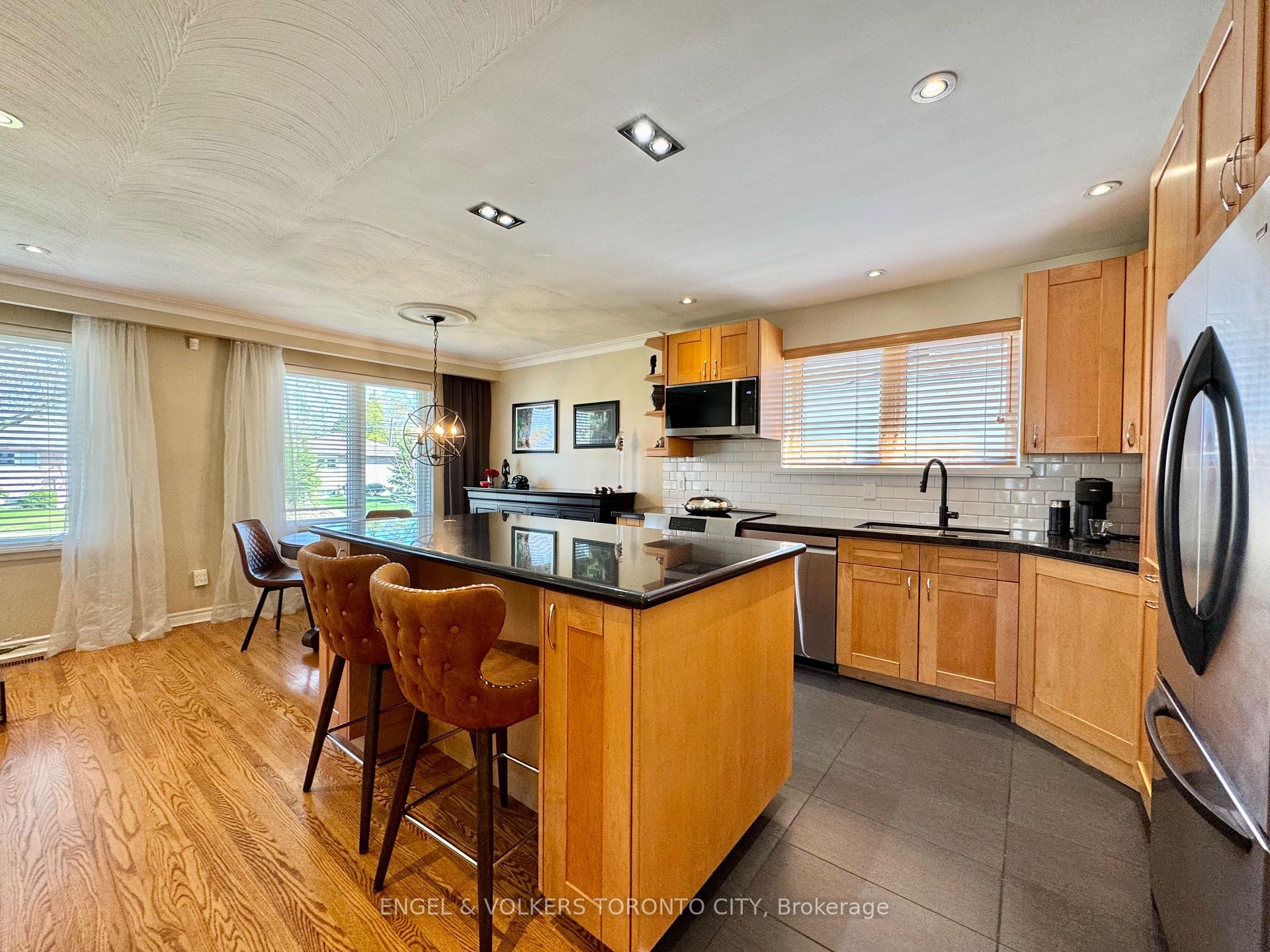 Photo 12 of 41 Paragon Road, Etobicoke, Kingsview Village-The Westway — HOMEH